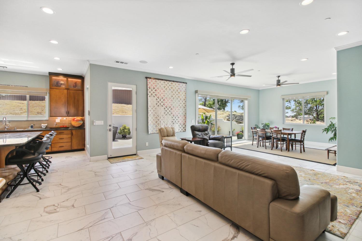 Detail Gallery Image 10 of 36 For 683 Russell Dr, Folsom,  CA 95630 - 3 Beds | 3 Baths