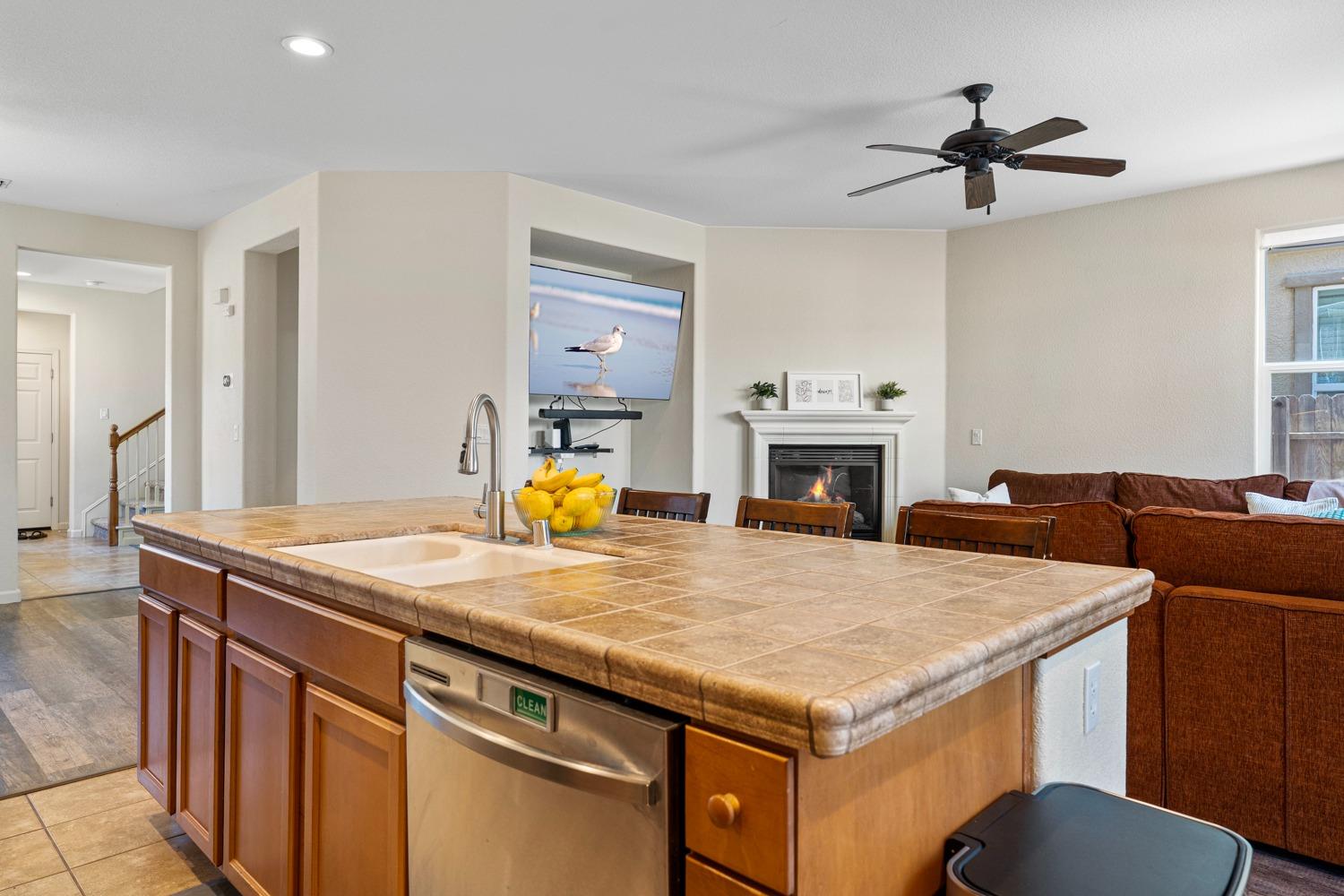 Detail Gallery Image 9 of 49 For 1869 Mammoth Way, Sacramento,  CA 95834 - 3 Beds | 3 Baths
