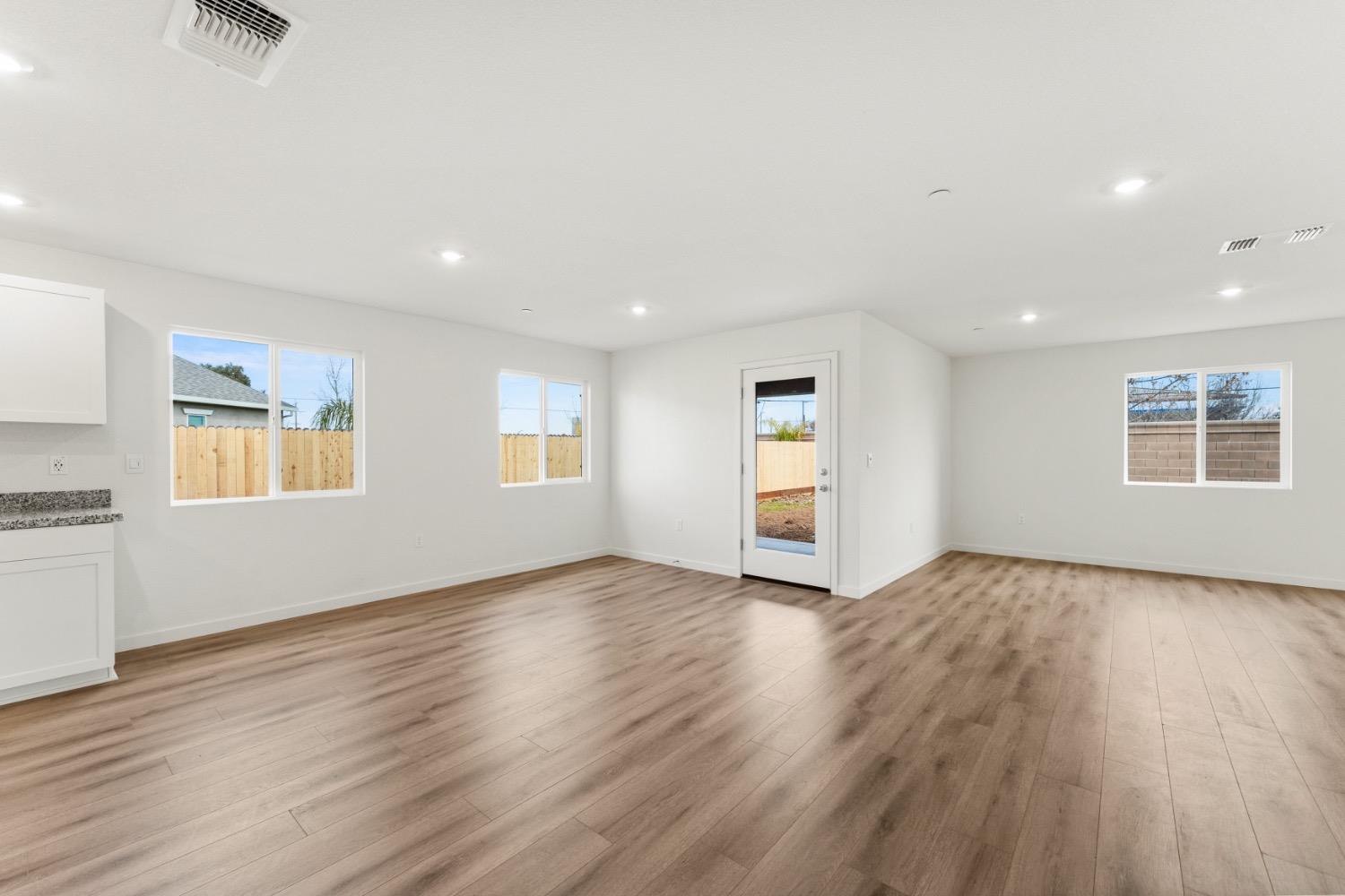 Detail Gallery Image 8 of 33 For 4189 Pittenger Dr, Olivehurst,  CA 95961 - 4 Beds | 2 Baths