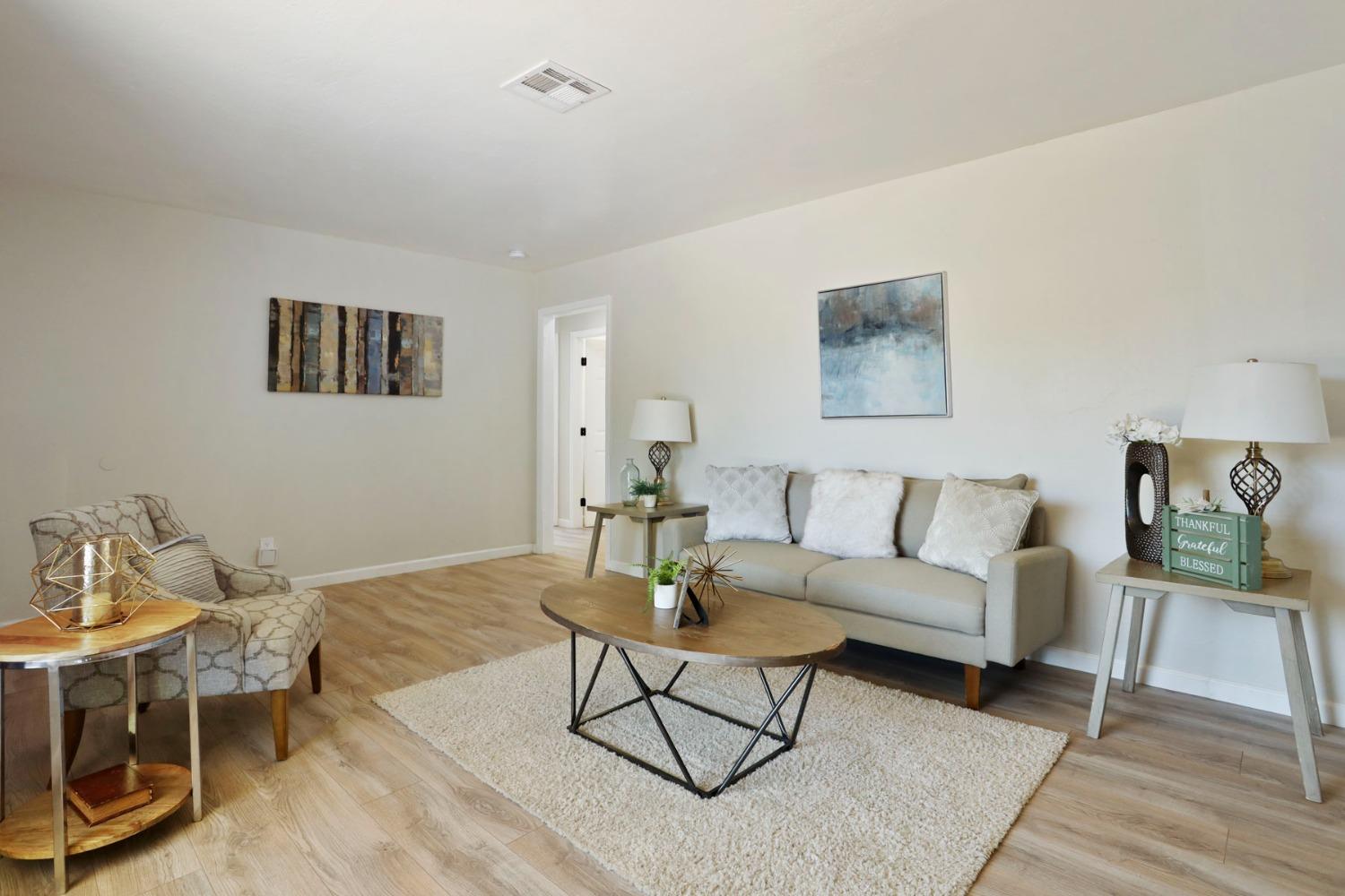 Detail Gallery Image 6 of 17 For 555 E Atlee St, Stockton,  CA 95204 - 2 Beds | 1 Baths
