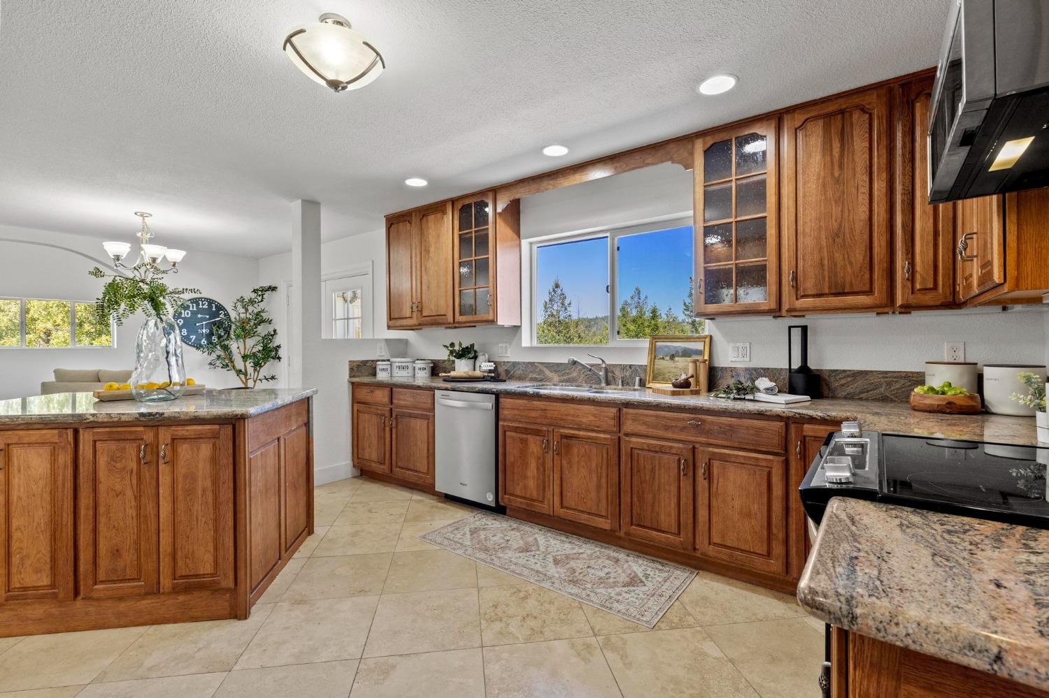 Detail Gallery Image 12 of 82 For 22160 Winchester Way, Colfax,  CA 95713 - 5 Beds | 3/2 Baths