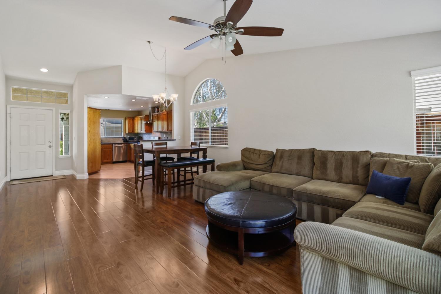 Detail Gallery Image 11 of 38 For 9527 Lake Park Ln, Elk Grove,  CA 95758 - 3 Beds | 2 Baths
