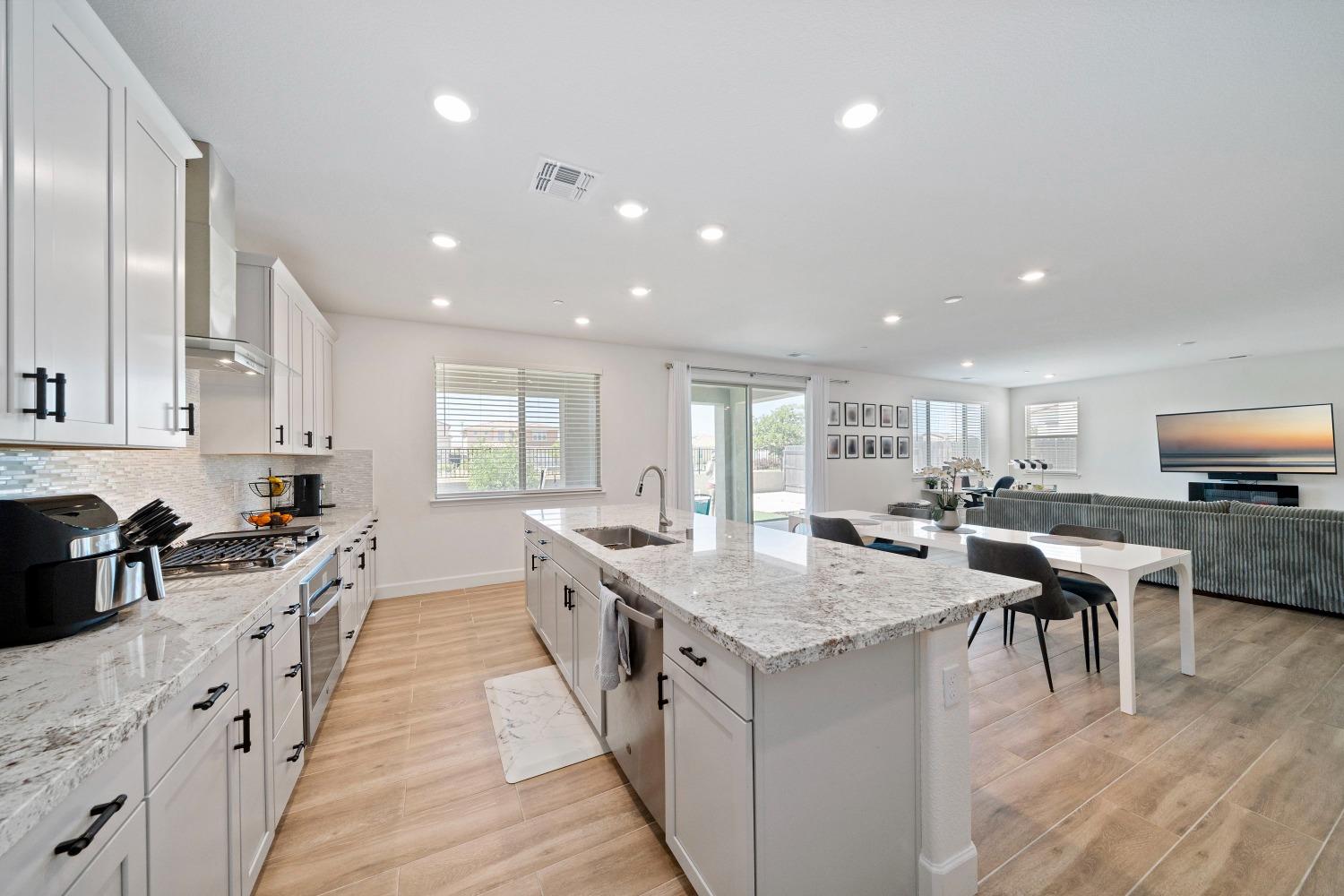 Detail Gallery Image 18 of 48 For 9942 Summerton Cir, Elk Grove,  CA 95624 - 4 Beds | 3/1 Baths