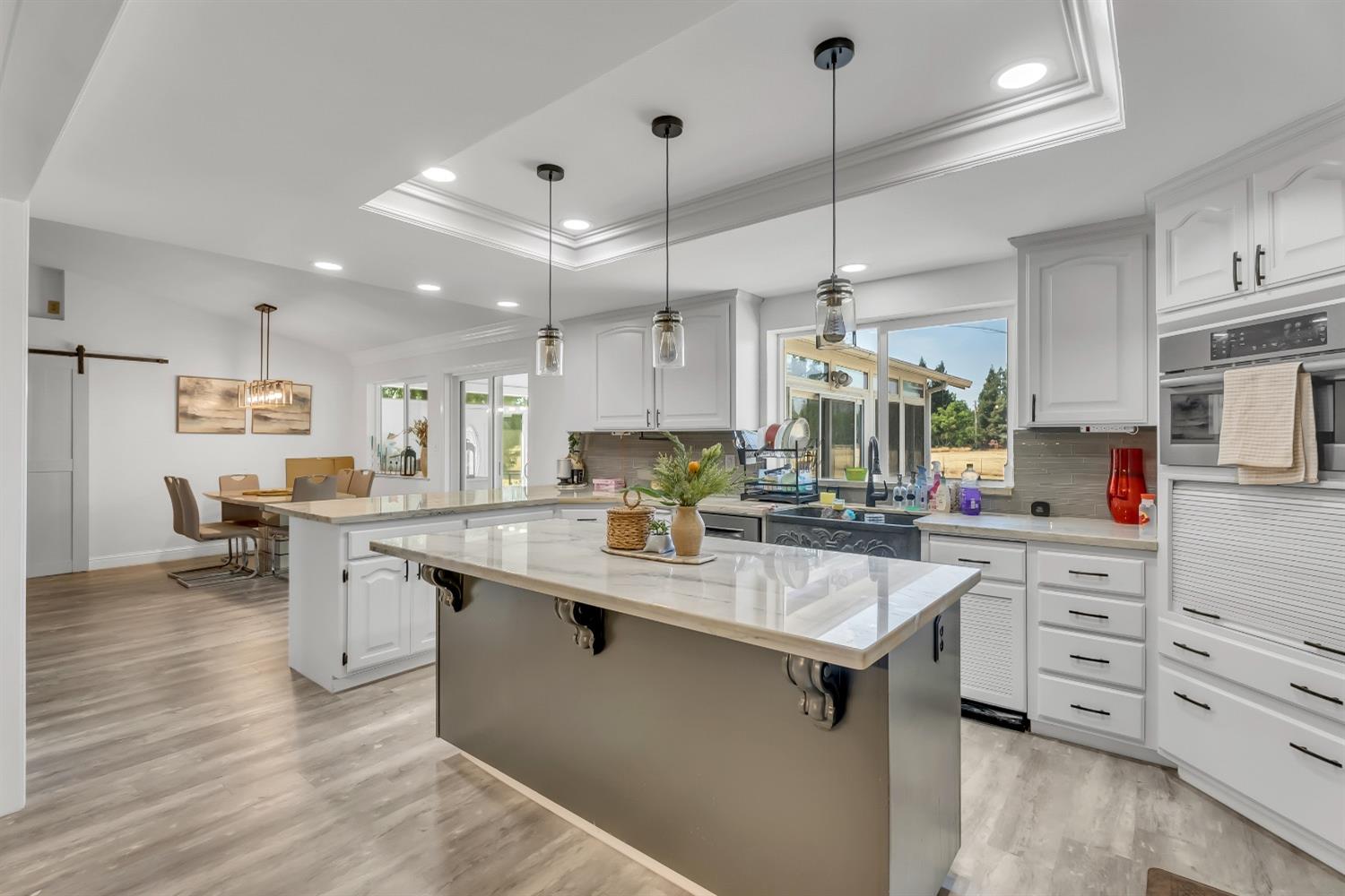 Detail Gallery Image 8 of 27 For 9947 Jetmar Way, Elk Grove,  CA 95624 - 6 Beds | 3 Baths