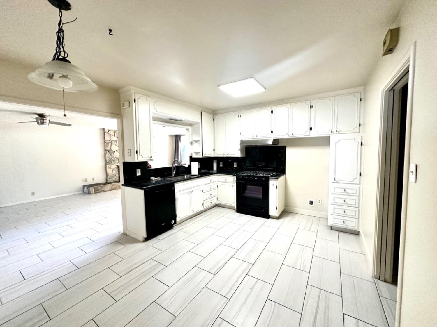 Detail Gallery Image 4 of 29 For 1112 S Country Club Blvd, Stockton,  CA 95204 - 3 Beds | 2 Baths