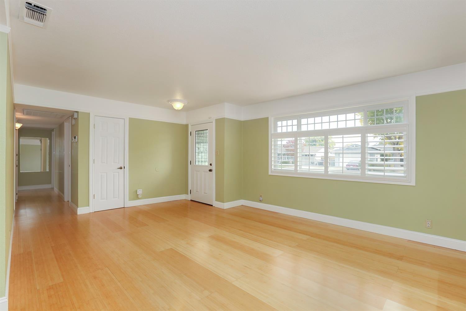 Detail Gallery Image 2 of 17 For 6916 Farmington Way, Sacramento,  CA 95828 - 3 Beds | 2 Baths
