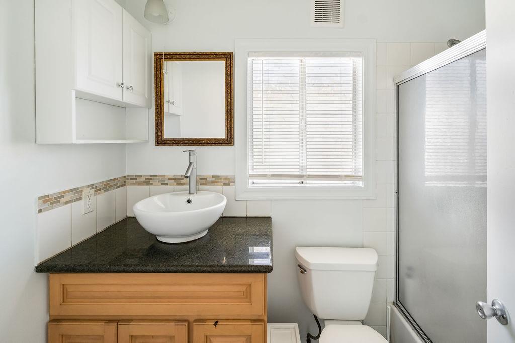 Detail Gallery Image 11 of 19 For 1811 70th Ave, Oakland,  CA 94621 - 2 Beds | 1 Baths
