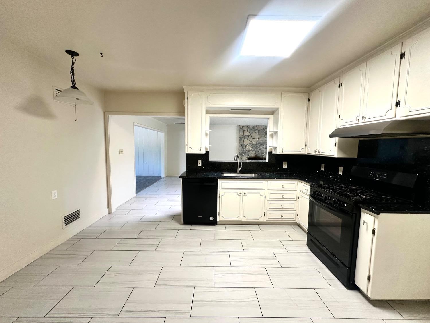 Detail Gallery Image 5 of 29 For 1112 S Country Club Blvd, Stockton,  CA 95204 - 3 Beds | 2 Baths