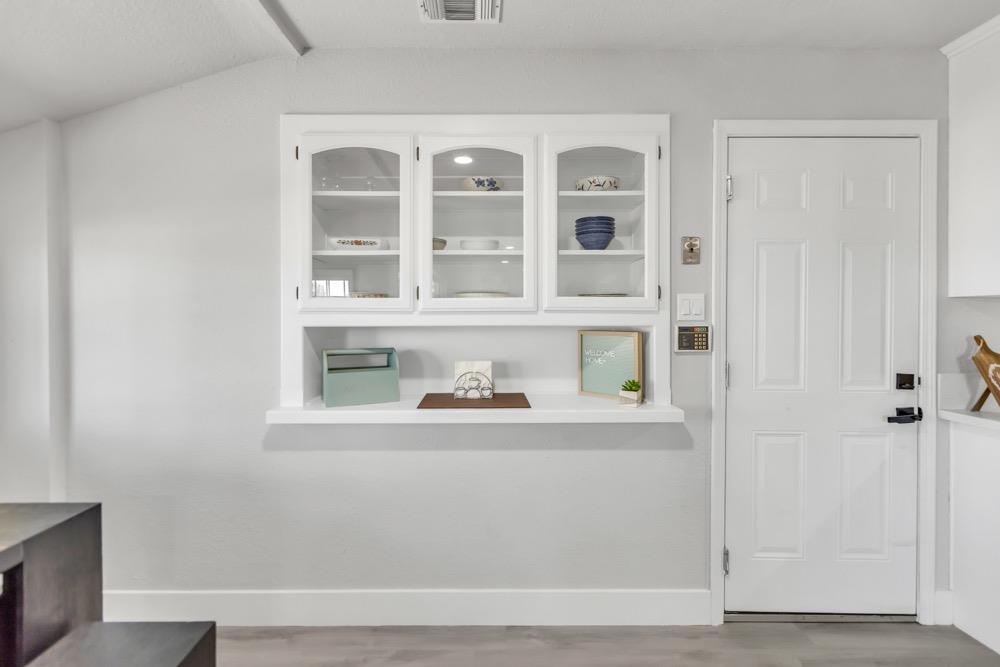 Detail Gallery Image 6 of 19 For 1600 Akron Way, Sacramento,  CA 95822 - 3 Beds | 2 Baths