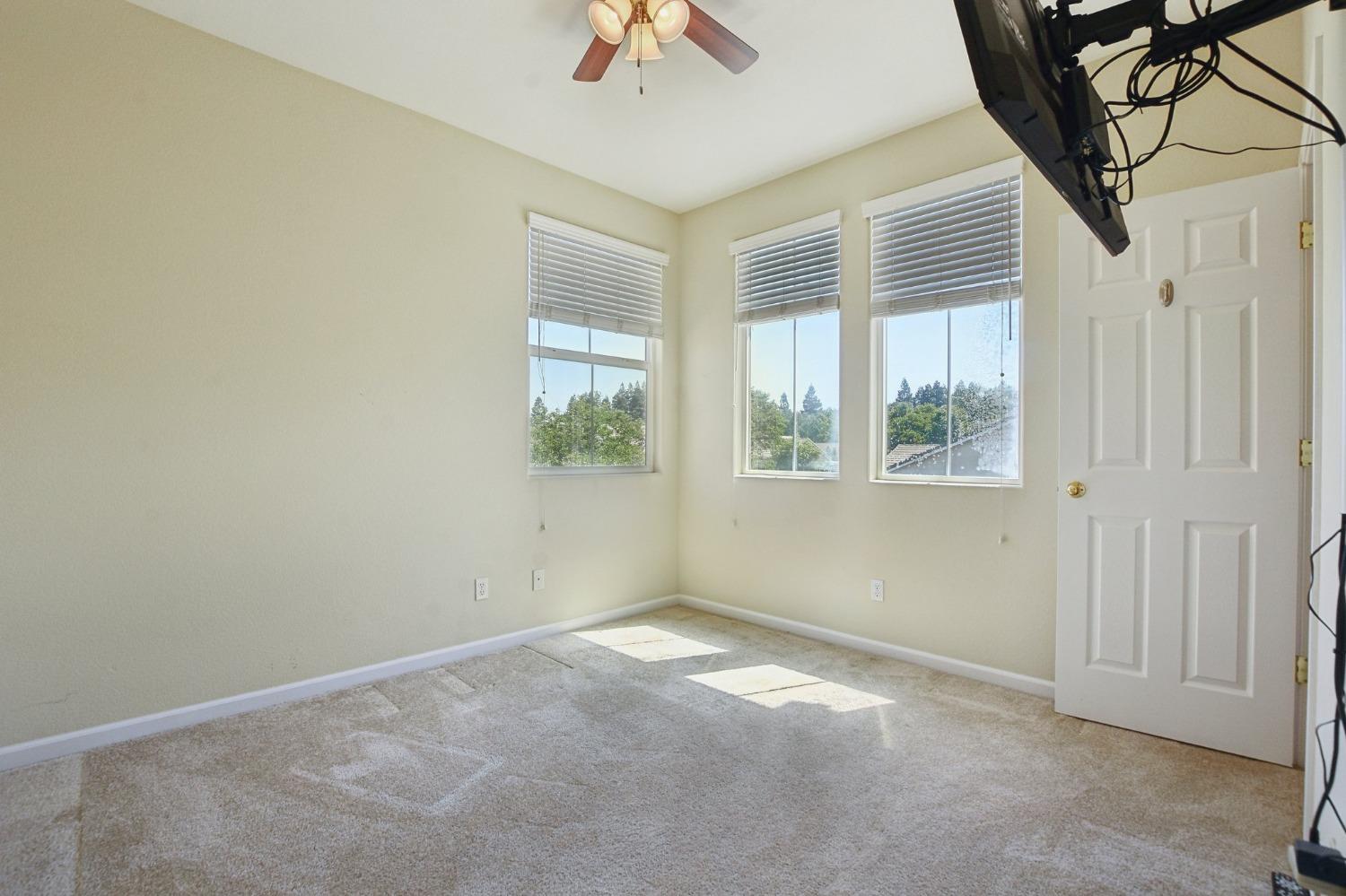Detail Gallery Image 10 of 37 For 9424 Cristo Way, Elk Grove,  CA 95758 - 5 Beds | 3/1 Baths