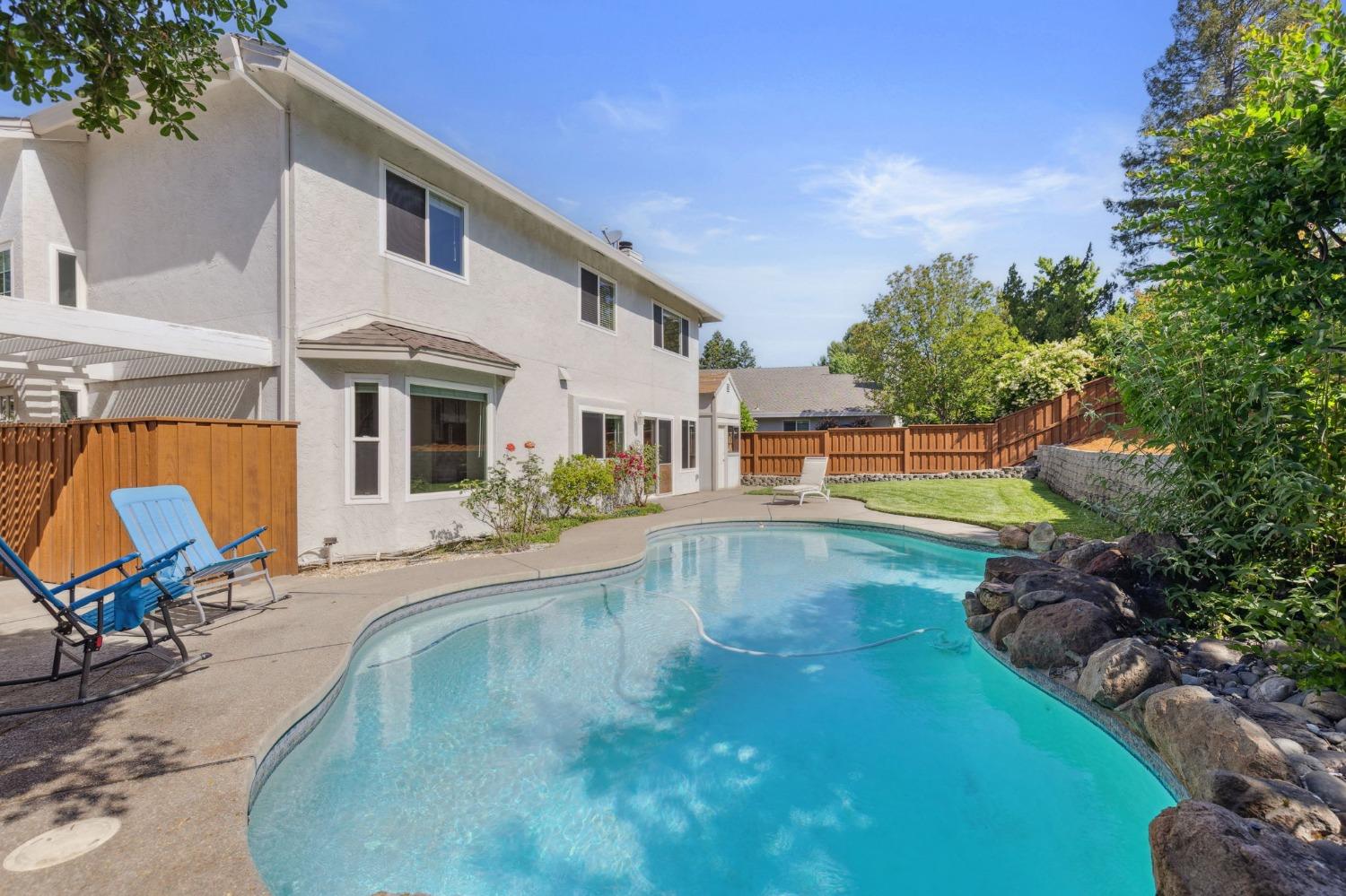 Detail Gallery Image 2 of 40 For 1535 E Colonial Pkwy #E,  Roseville,  CA 95661 - 4 Beds | 2/1 Baths