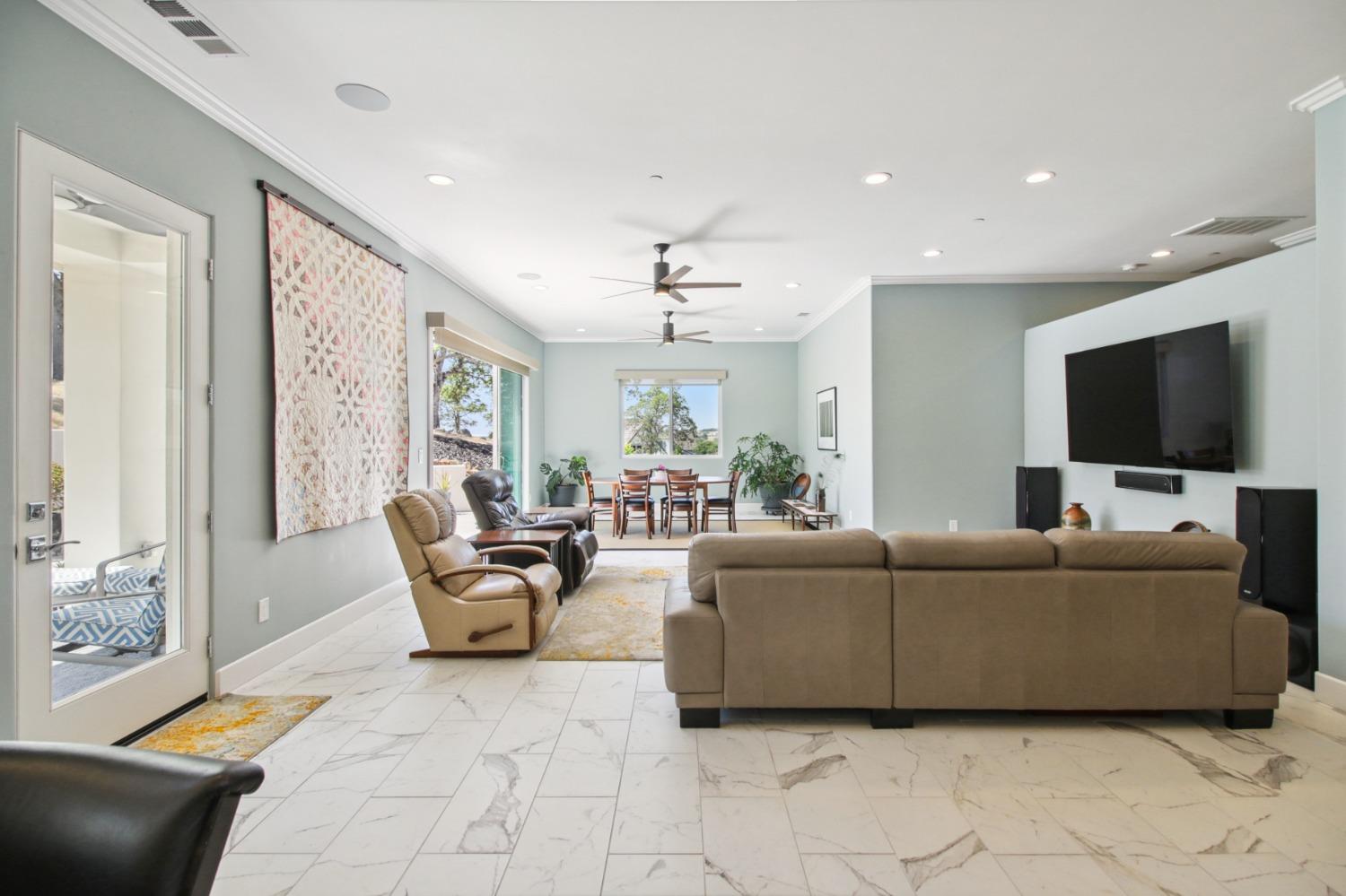 Detail Gallery Image 8 of 36 For 683 Russell Dr, Folsom,  CA 95630 - 3 Beds | 3 Baths