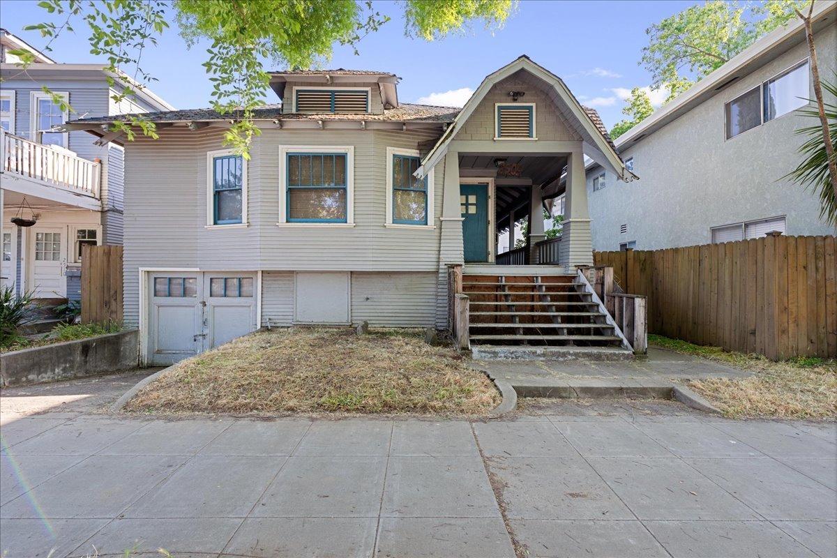Detail Gallery Image 3 of 28 For 2504 N St, Sacramento,  CA 95816 - 3 Beds | 1 Baths