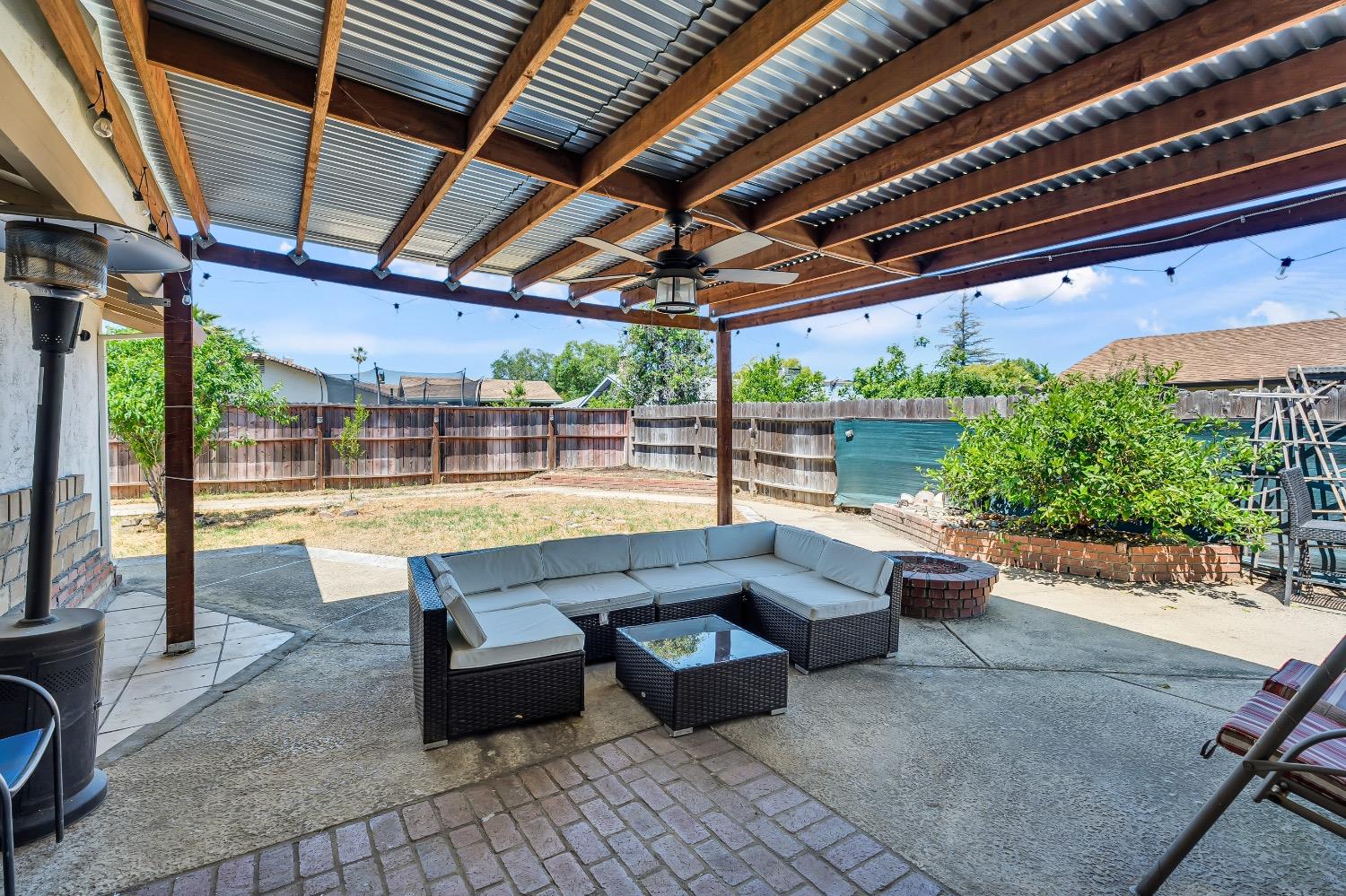 Detail Gallery Image 33 of 45 For 6833 Sandrock Way, Sacramento,  CA 95828 - 4 Beds | 2/1 Baths