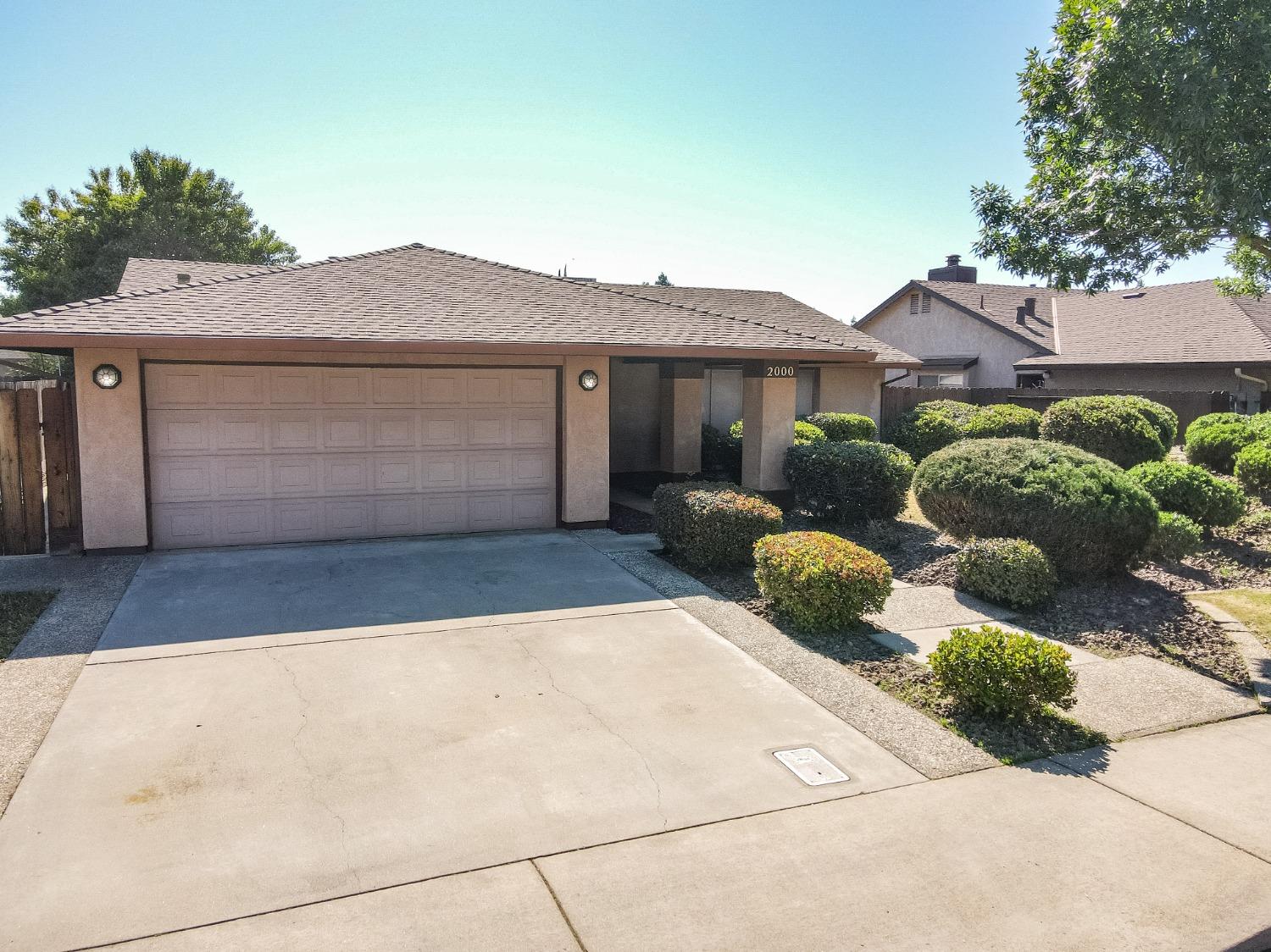 Detail Gallery Image 3 of 42 For 2000 Lincoln Oak Dr, Modesto,  CA 95355 - 3 Beds | 2 Baths