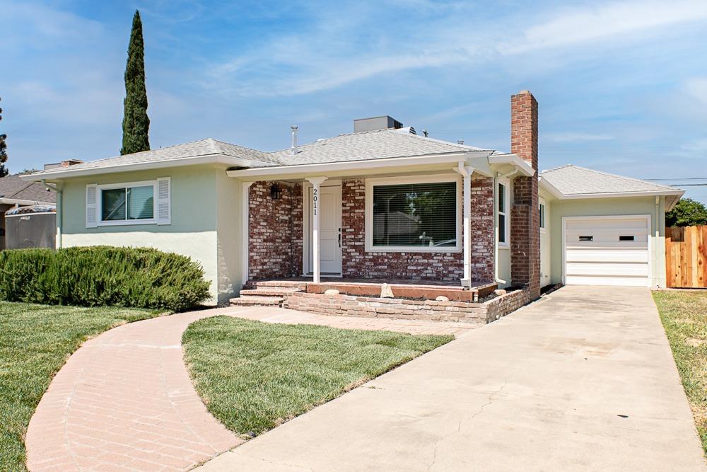 Detail Gallery Image 4 of 40 For 2011 W Sonoma Ave, Stockton,  CA 95204 - 3 Beds | 1 Baths