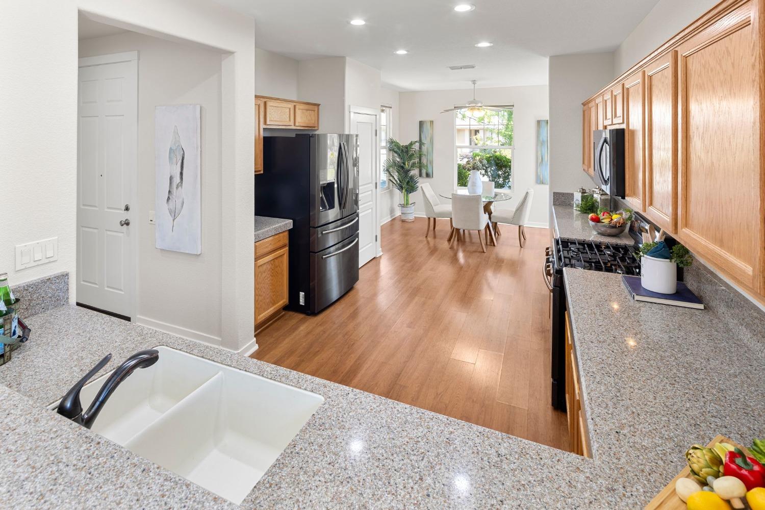 Detail Gallery Image 14 of 42 For 1239 Hawthorne Ln, Lincoln,  CA 95648 - 2 Beds | 2 Baths