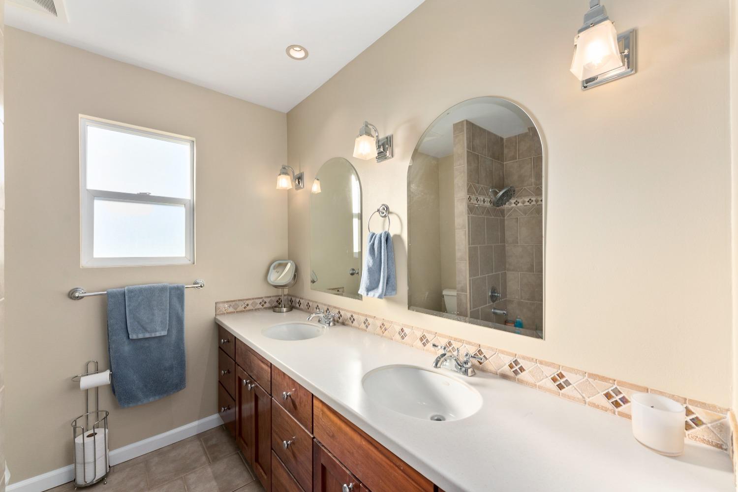 Detail Gallery Image 35 of 99 For 11750 Cresthill Dr, Elk Grove,  CA 95624 - 4 Beds | 2 Baths