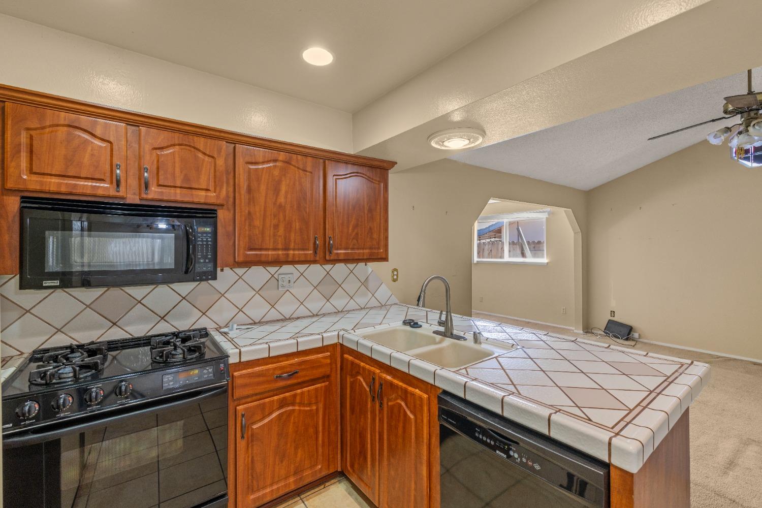 Detail Gallery Image 11 of 28 For 4246 Galbrath Dr, North Highlands,  CA 95660 - 4 Beds | 2 Baths