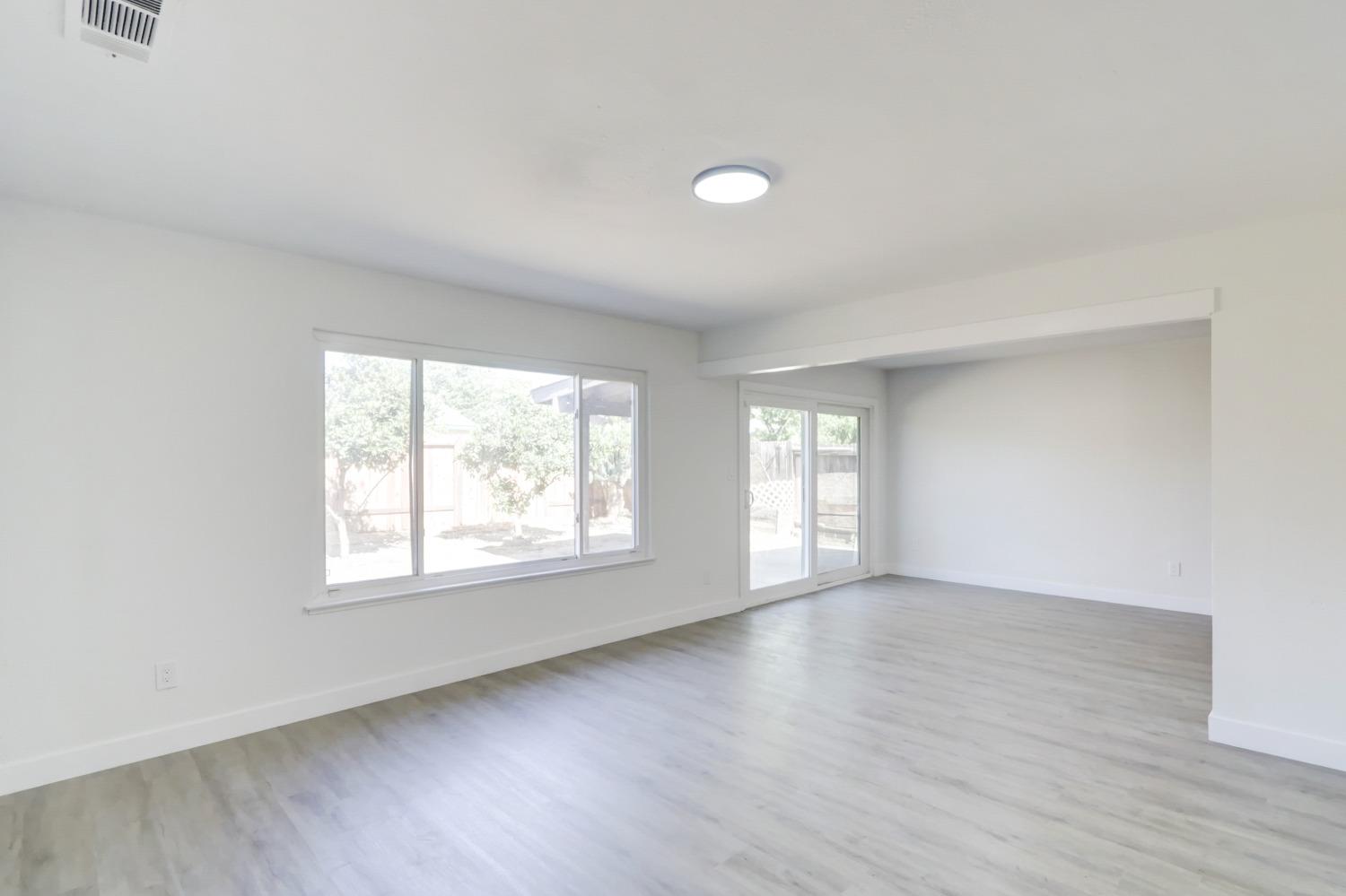 Detail Gallery Image 8 of 41 For 7915 Center Pkwy, Sacramento,  CA 95823 - 3 Beds | 1/1 Baths