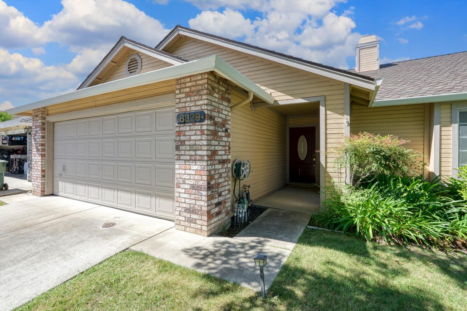 Detail Gallery Image 2 of 38 For 8329 Honeycomb Way, Sacramento,  CA 95828 - 3 Beds | 2 Baths