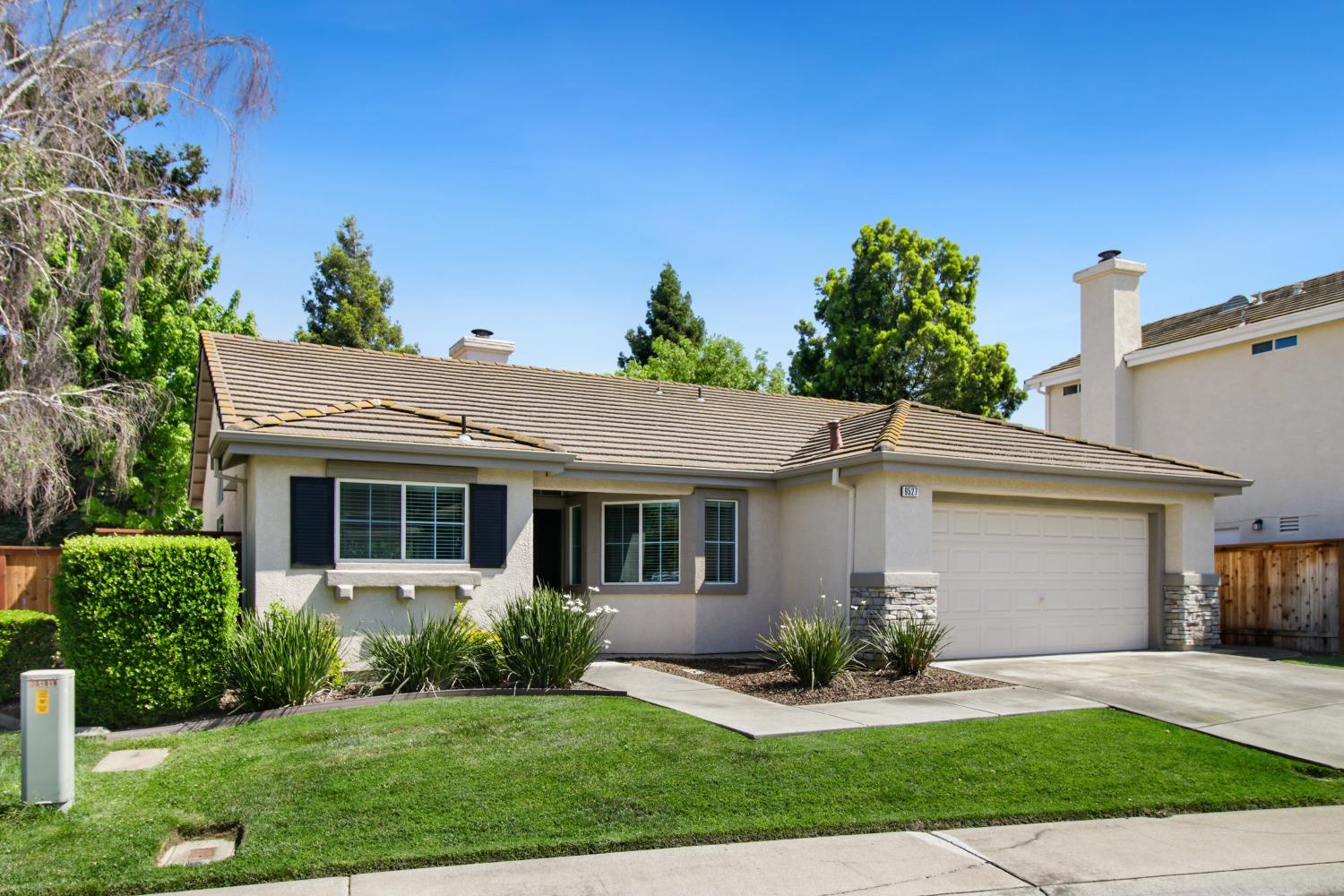Detail Gallery Image 1 of 38 For 9527 Lake Park Ln, Elk Grove,  CA 95758 - 3 Beds | 2 Baths