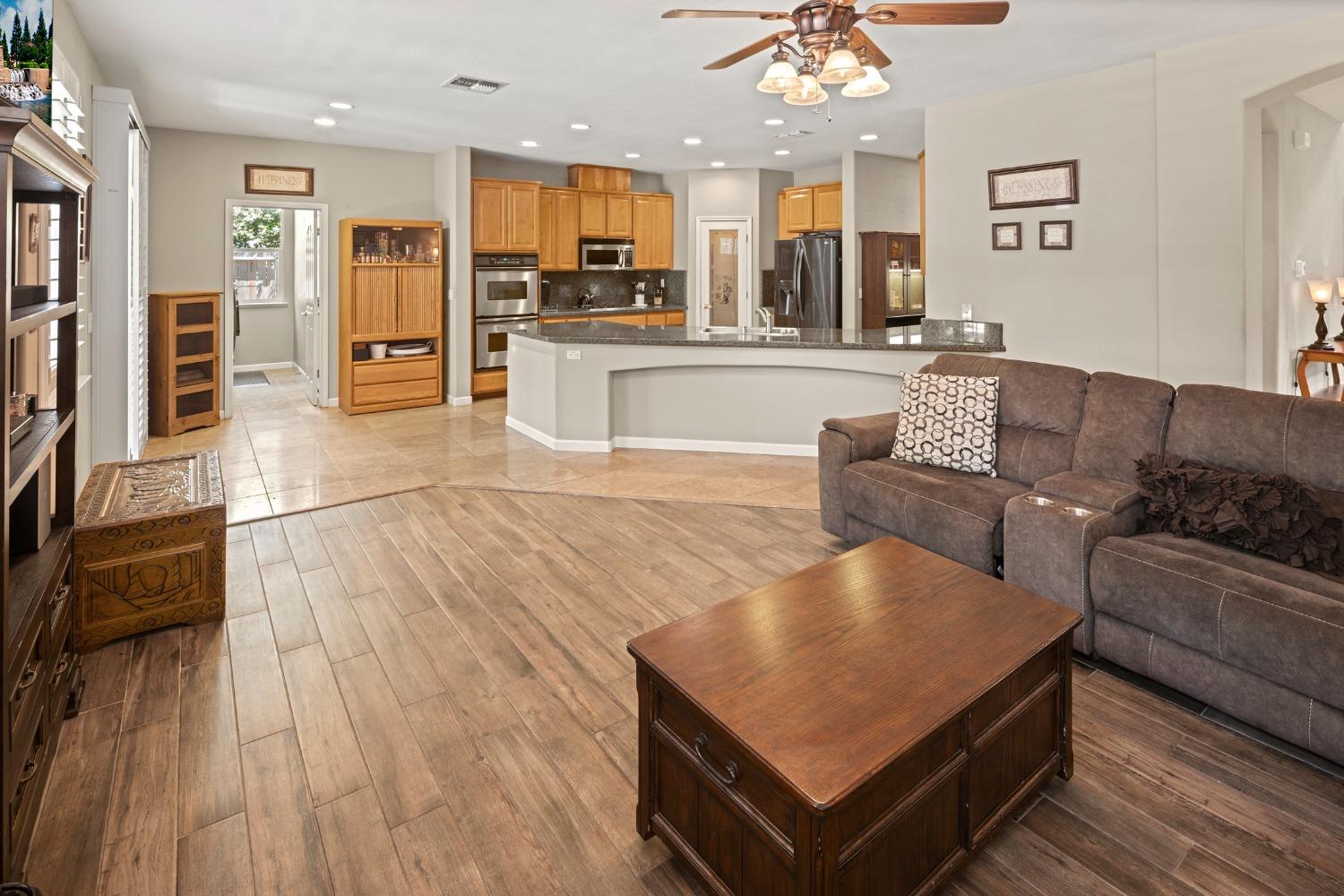 Detail Gallery Image 13 of 47 For 2566 Parkcrest Way, Roseville,  CA 95747 - 3 Beds | 2/1 Baths