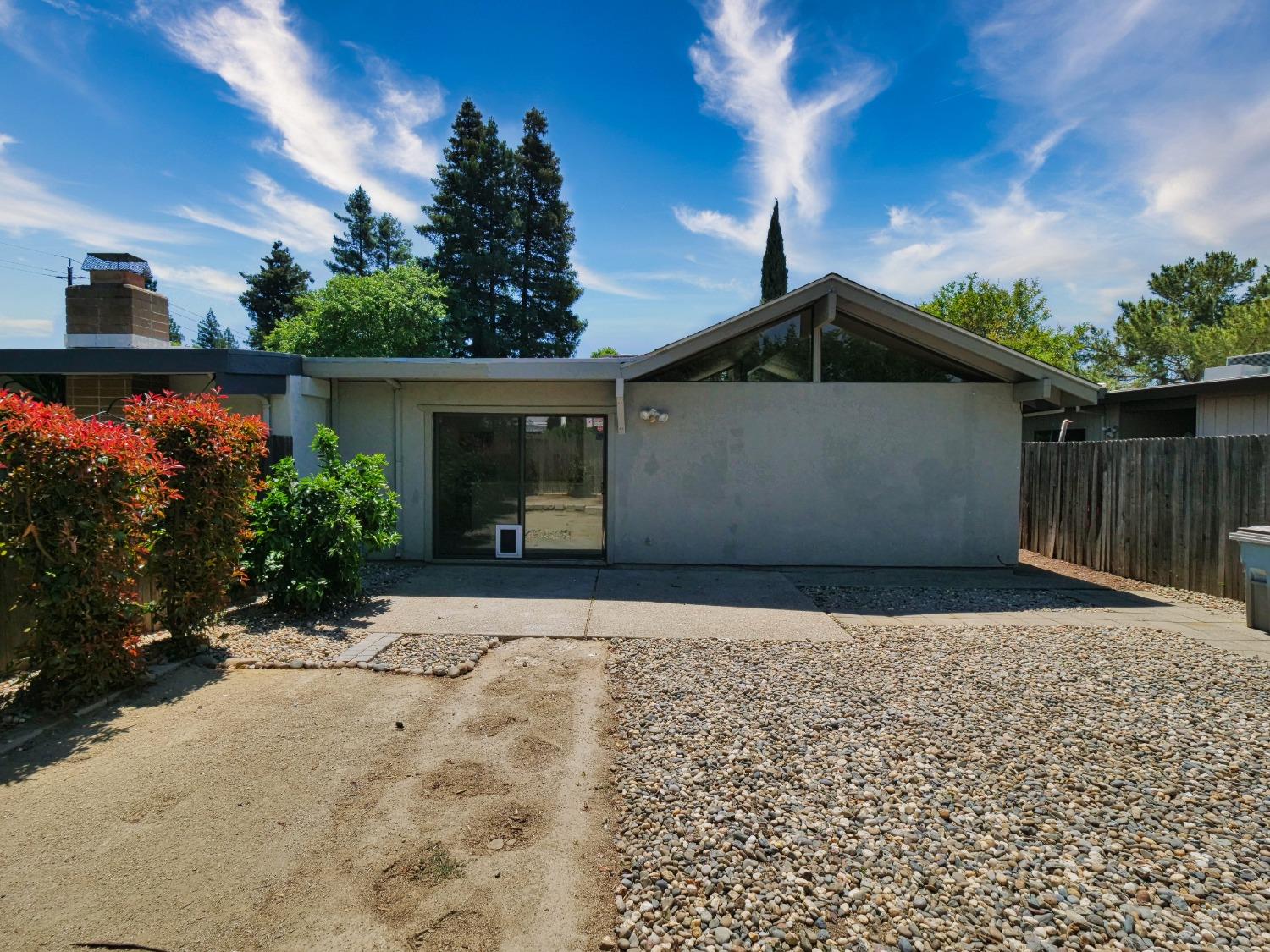 Detail Gallery Image 5 of 52 For 14 Blue Heron Ct, Sacramento,  CA 95833 - 2 Beds | 2 Baths