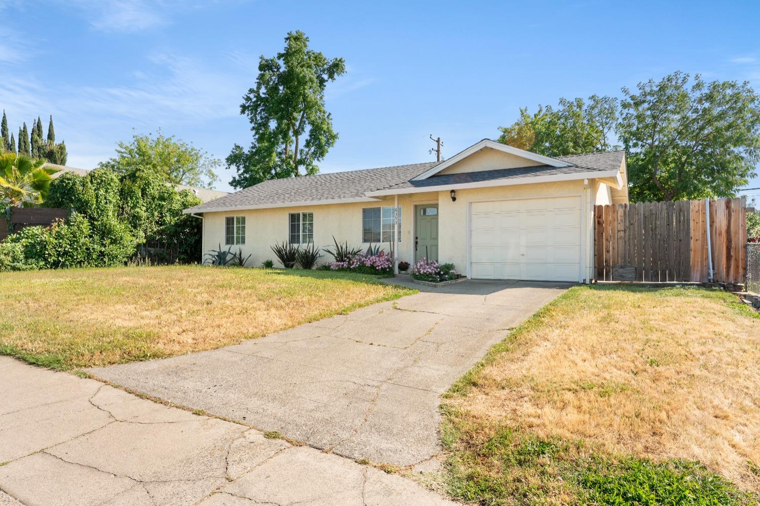 Detail Gallery Image 4 of 52 For 6353 La Cienega Dr, North Highlands,  CA 95660 - 3 Beds | 2 Baths