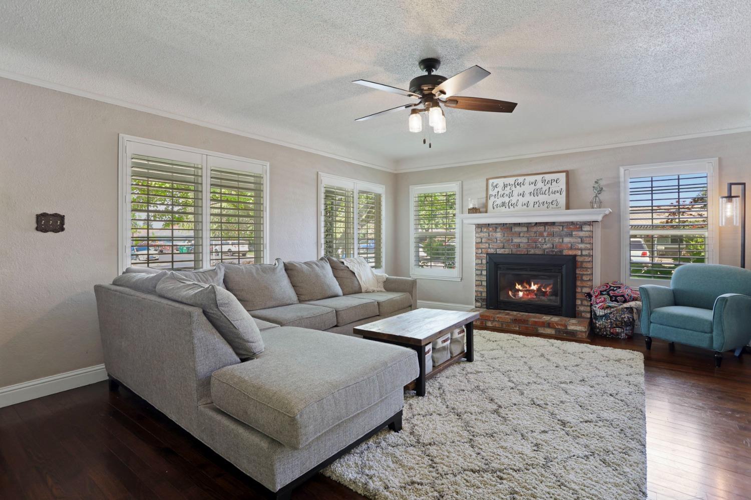 Detail Gallery Image 2 of 41 For 1120 W Oak St, Lodi,  CA 95240 - 3 Beds | 2 Baths