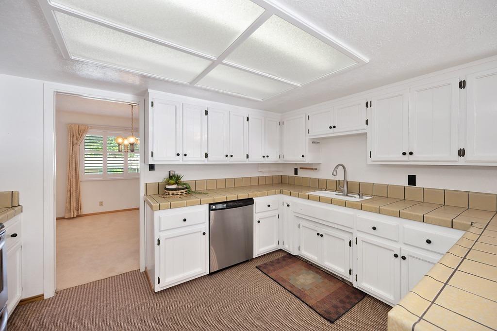 Detail Gallery Image 17 of 65 For 7600 Woodland Ln, Fair Oaks,  CA 95628 - 5 Beds | 3 Baths