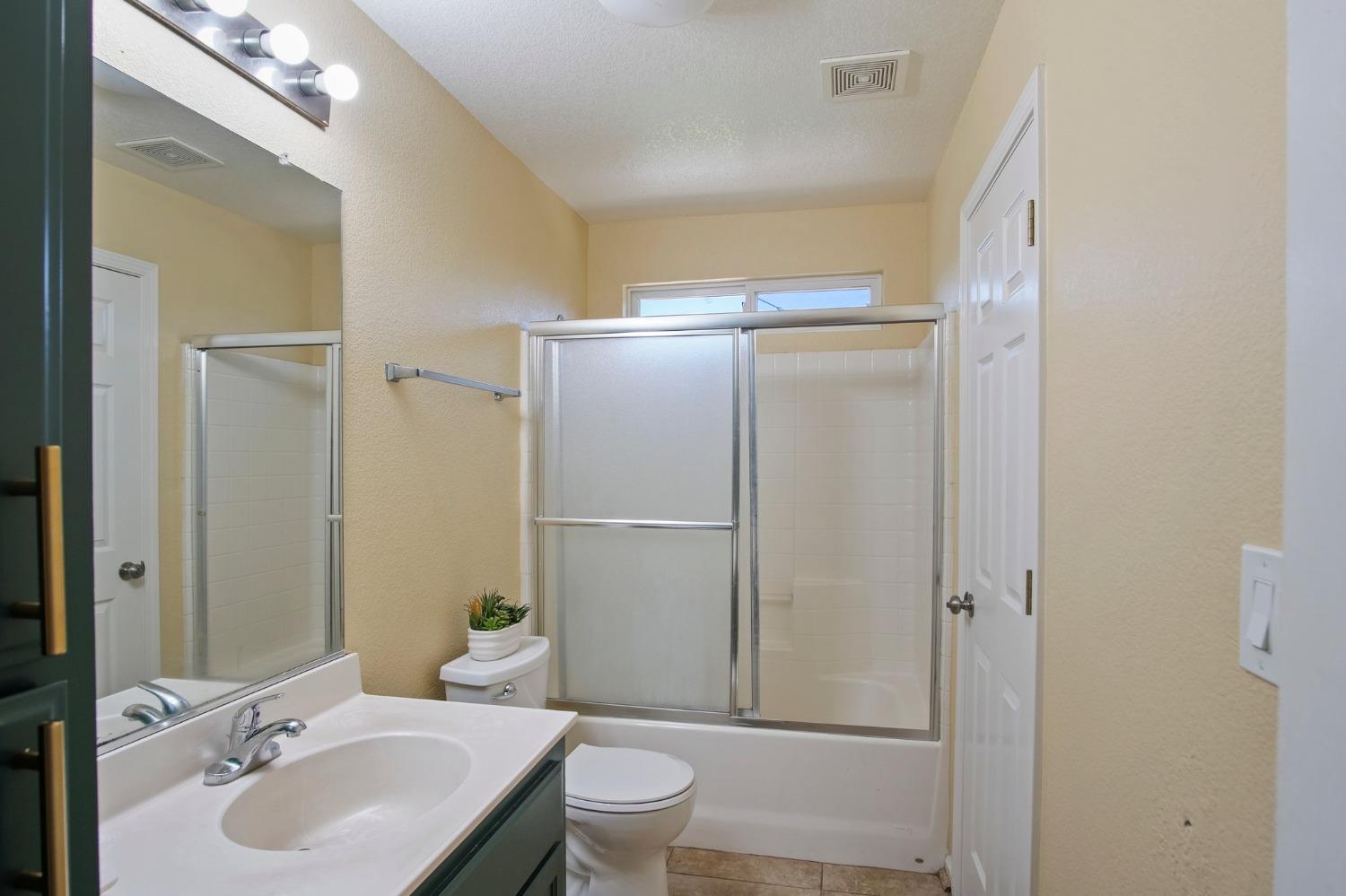 Detail Gallery Image 10 of 20 For 171 Eagleglen Ave, Turlock,  CA 95380 - 4 Beds | 2 Baths