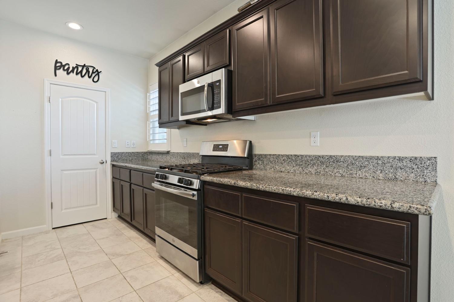 Detail Gallery Image 18 of 41 For 13311 Fountain Dr, Waterford,  CA 95386 - 3 Beds | 2 Baths