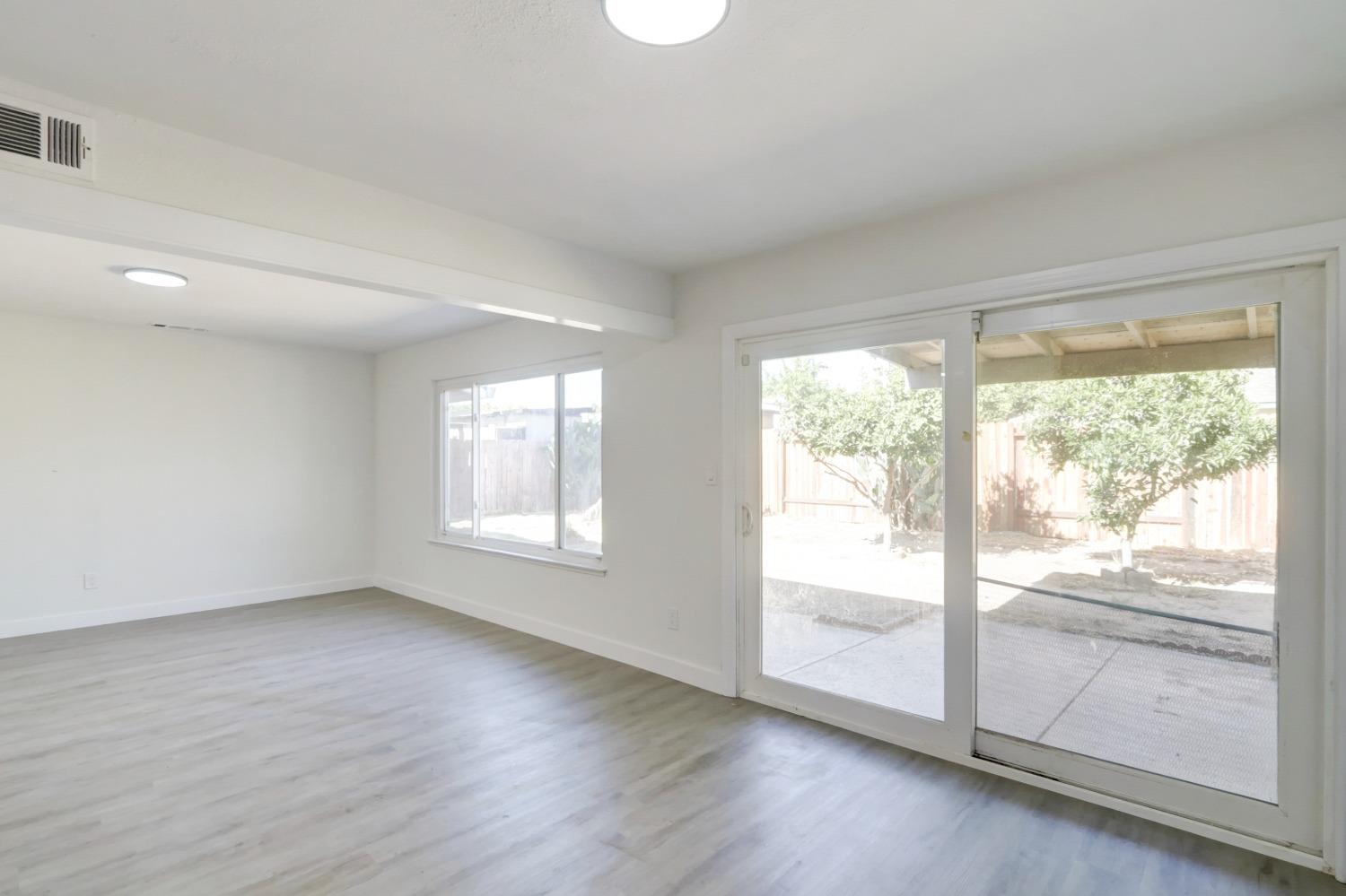 Detail Gallery Image 11 of 41 For 7915 Center Pkwy, Sacramento,  CA 95823 - 3 Beds | 1/1 Baths