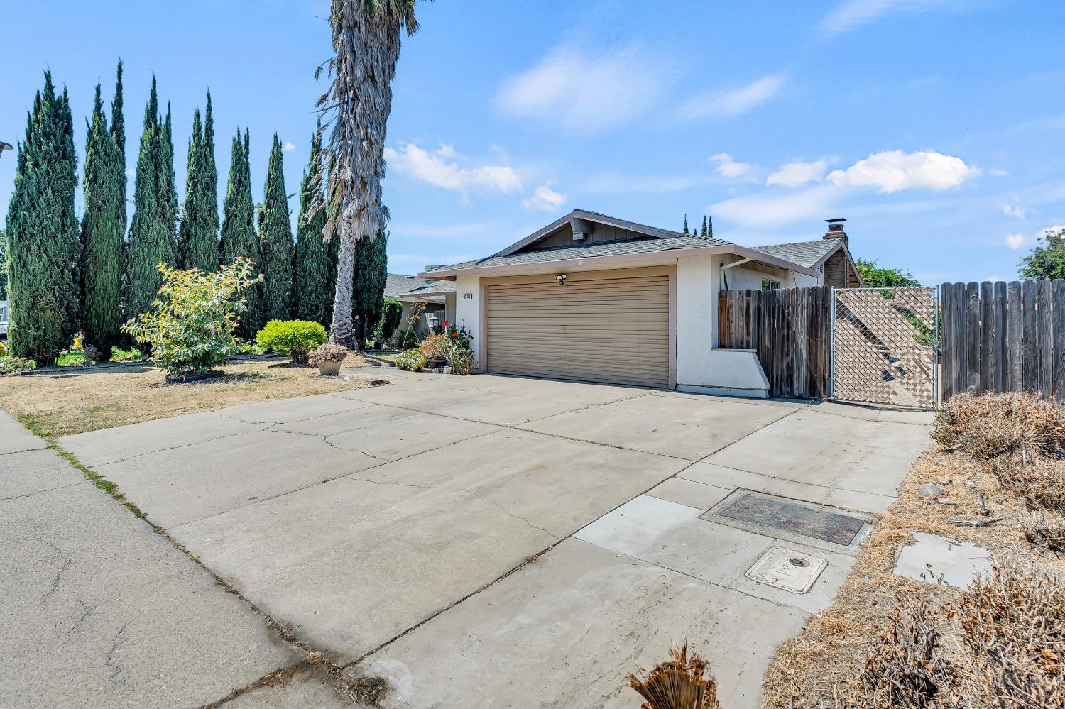 Detail Gallery Image 2 of 45 For 6833 Sandrock Way, Sacramento,  CA 95828 - 4 Beds | 2/1 Baths