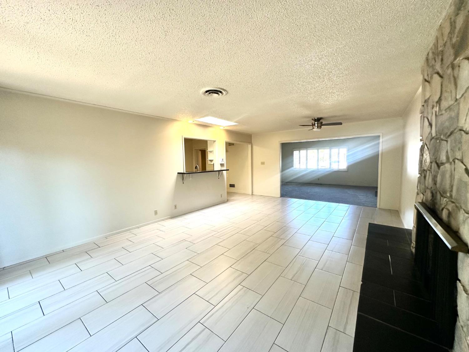 Detail Gallery Image 9 of 29 For 1112 S Country Club Blvd, Stockton,  CA 95204 - 3 Beds | 2 Baths