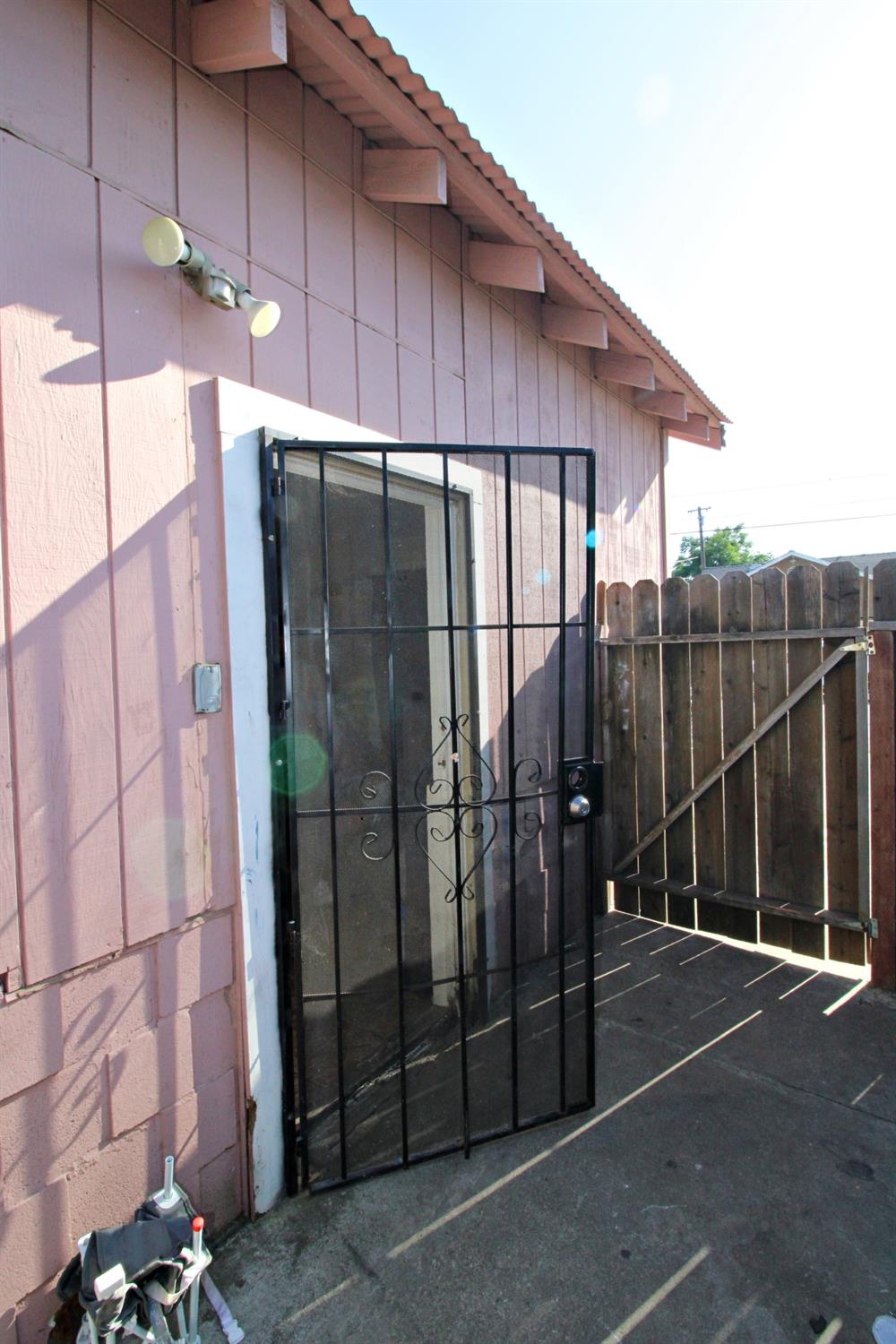 Detail Gallery Image 3 of 4 For 1404 Williams St, Stockton,  CA 95205 - 2 Beds | 1 Baths