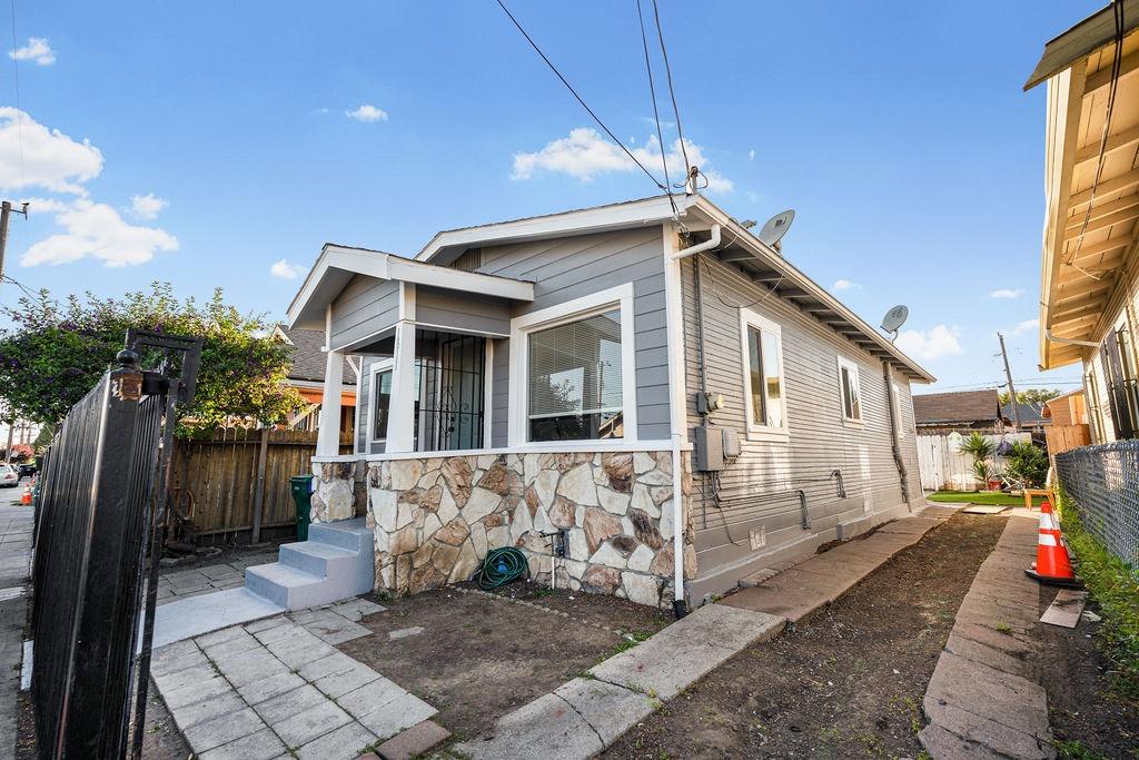 Detail Gallery Image 2 of 19 For 1811 70th Ave, Oakland,  CA 94621 - 2 Beds | 1 Baths