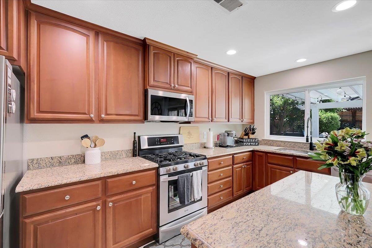 Detail Gallery Image 28 of 93 For 516 Radisson Dr, Yuba City,  CA 95991 - 5 Beds | 3 Baths