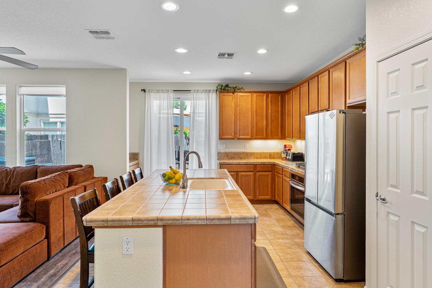 Detail Gallery Image 6 of 49 For 1869 Mammoth Way, Sacramento,  CA 95834 - 3 Beds | 3 Baths
