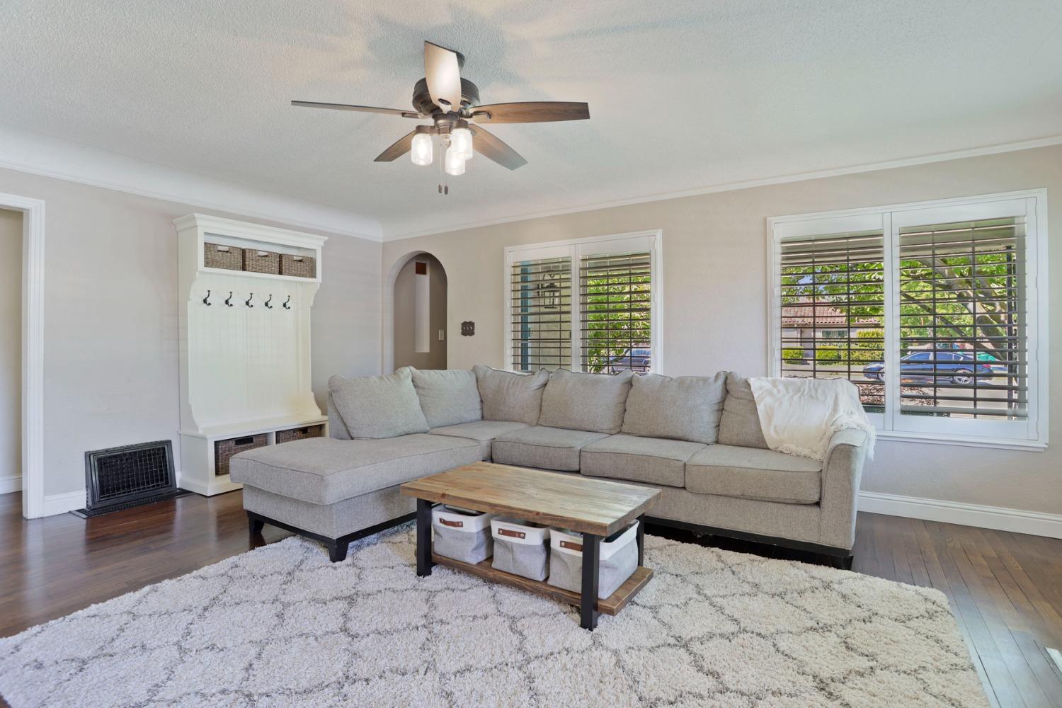 Detail Gallery Image 13 of 41 For 1120 W Oak St, Lodi,  CA 95240 - 3 Beds | 2 Baths