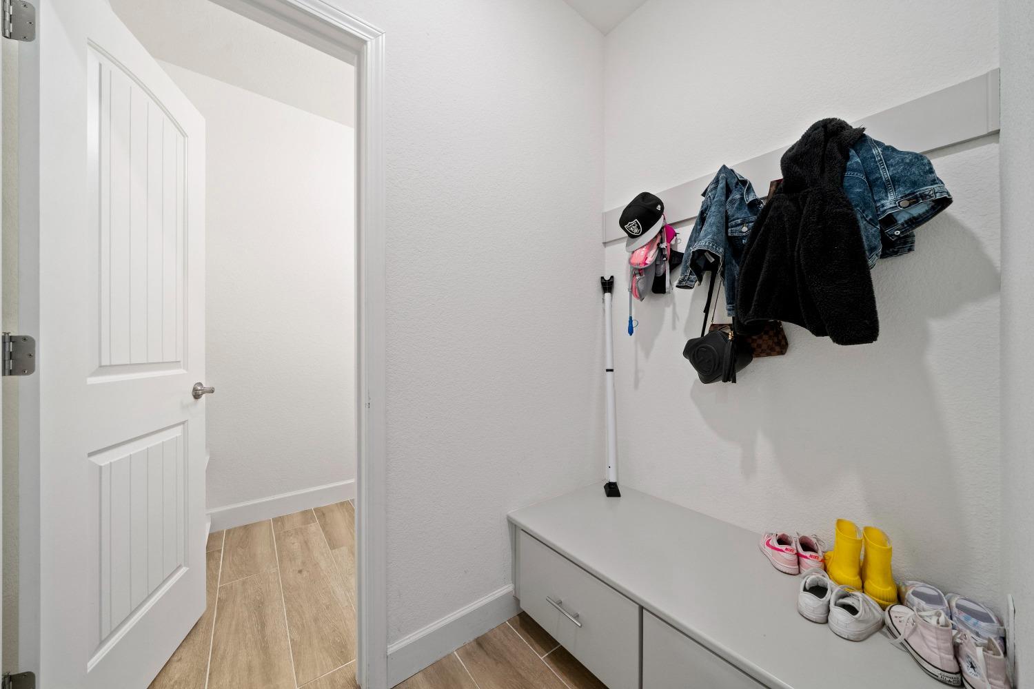 Detail Gallery Image 16 of 48 For 9942 Summerton Cir, Elk Grove,  CA 95624 - 4 Beds | 3/1 Baths