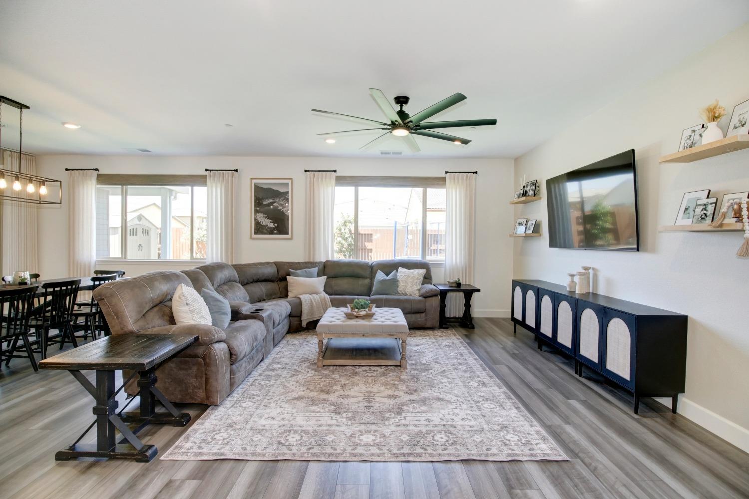 Detail Gallery Image 7 of 54 For 5480 Fandango Loop, Roseville,  CA 95747 - 4 Beds | 2/1 Baths