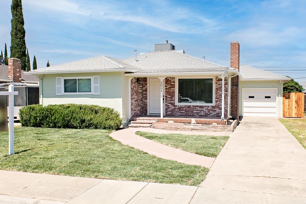 Detail Gallery Image 1 of 40 For 2011 W Sonoma Ave, Stockton,  CA 95204 - 3 Beds | 1 Baths