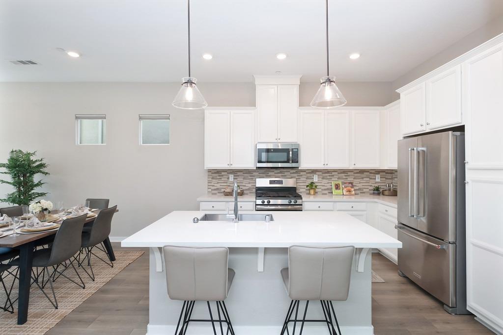 Detail Gallery Image 16 of 89 For 142 Fonseca St, Sacramento,  CA 95816 - 3 Beds | 3/1 Baths