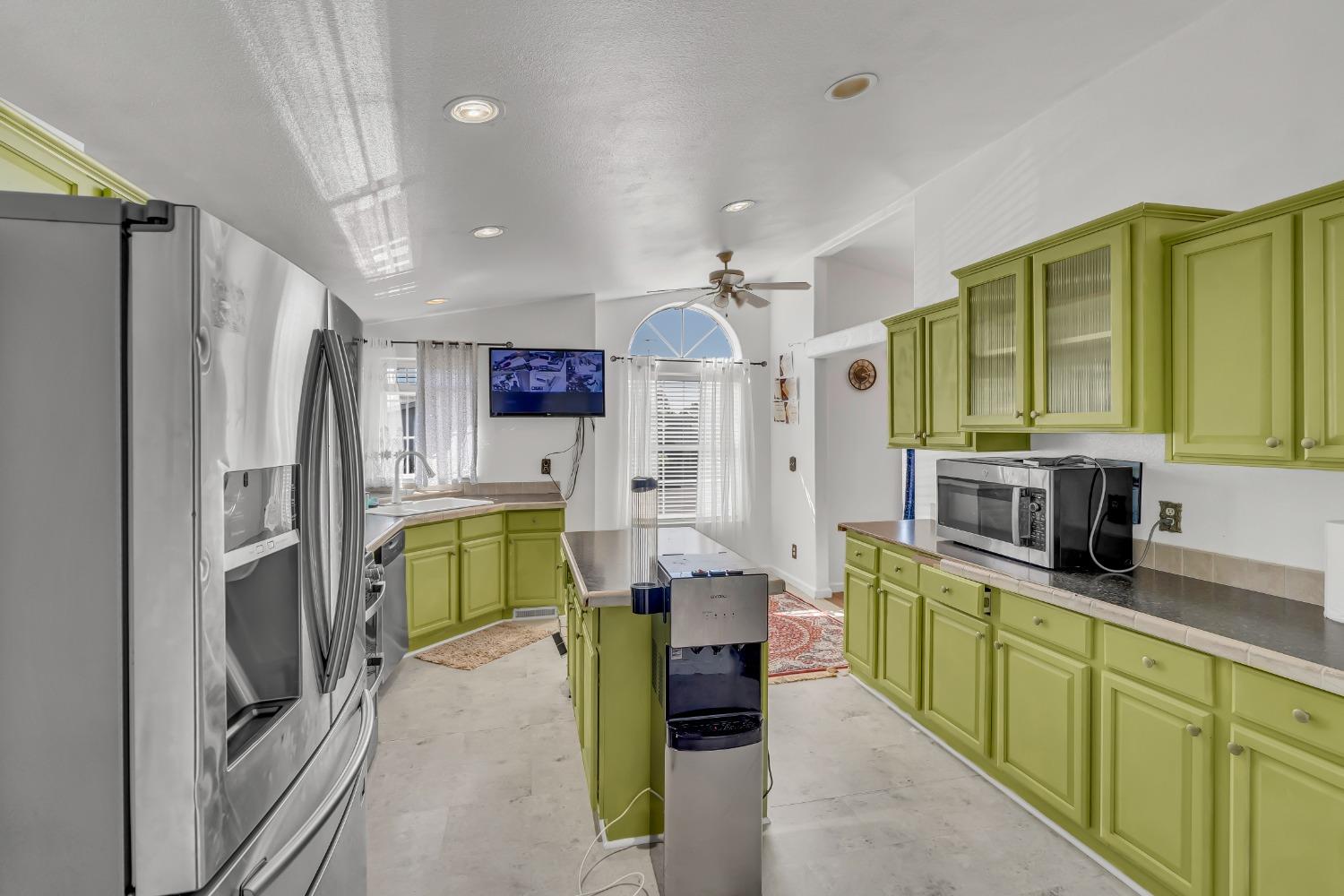 Detail Gallery Image 4 of 36 For 6417 Capital Cir 9, Sacramento,  CA 95828 - 3 Beds | 2 Baths