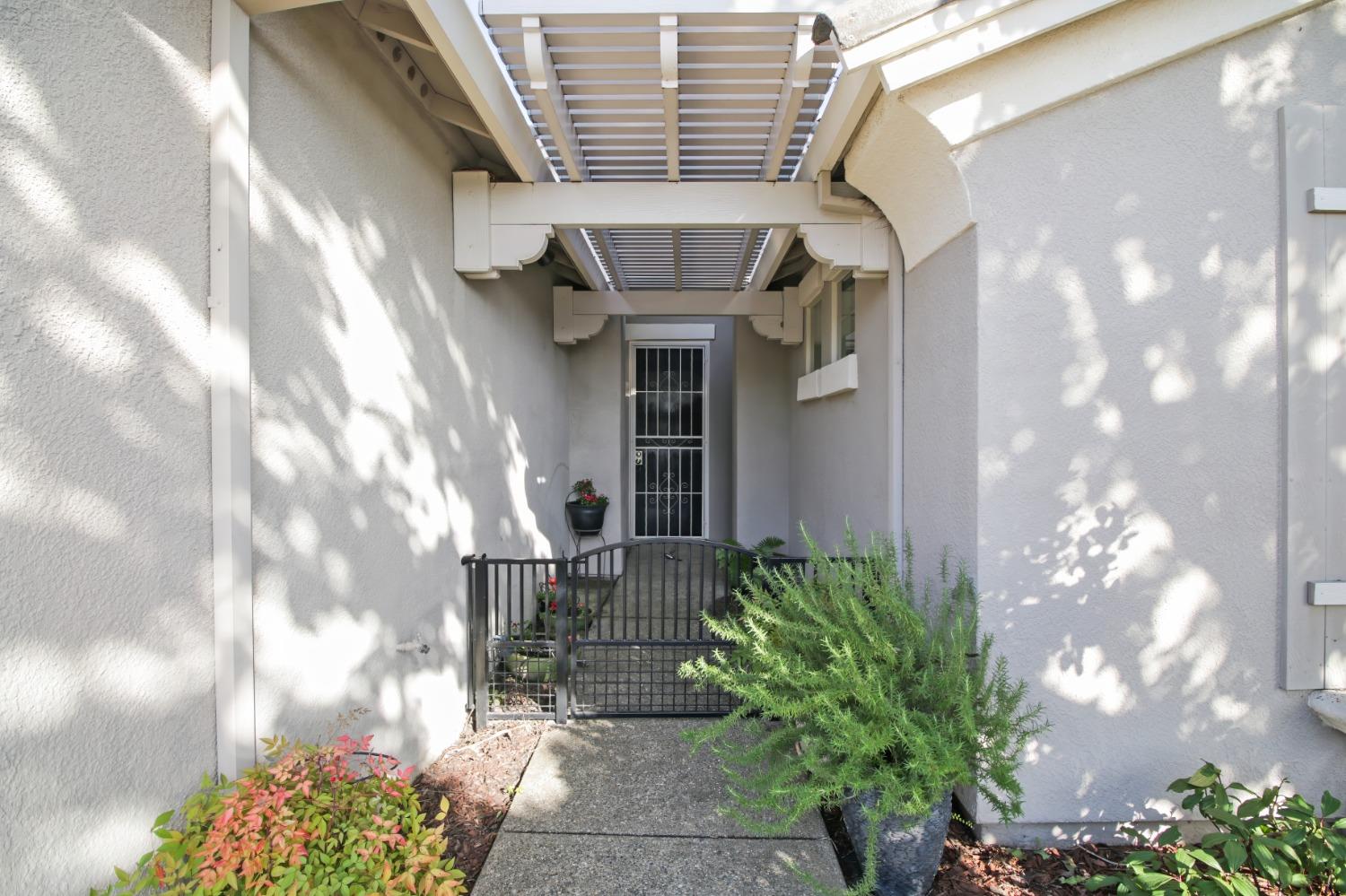 Detail Gallery Image 2 of 47 For 2125 Stonecrest Ln, Lincoln,  CA 95648 - 2 Beds | 2/1 Baths