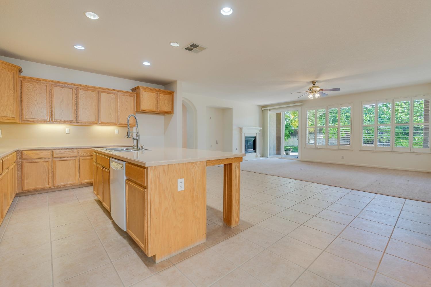 Detail Gallery Image 12 of 77 For 2080 Maximillian Ct, Los Banos,  CA 93635 - 4 Beds | 2/1 Baths