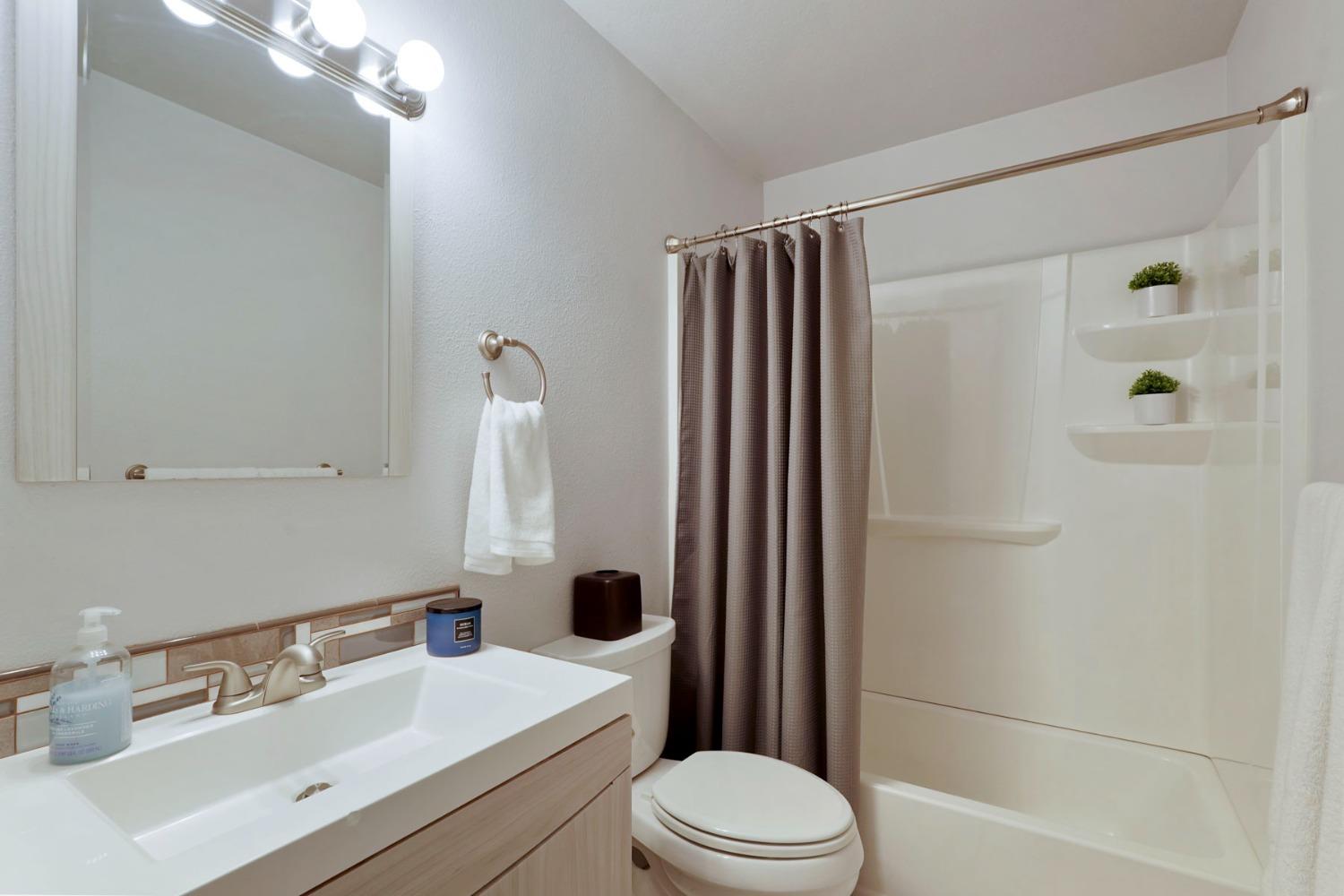 Detail Gallery Image 21 of 43 For 627 Tahoe Dr, Lodi,  CA 95242 - 3 Beds | 2 Baths