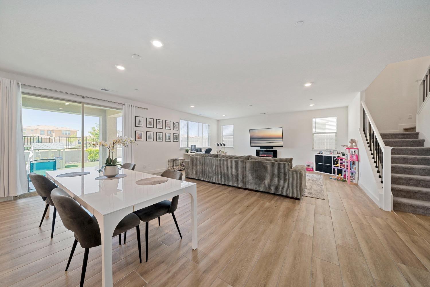 Detail Gallery Image 14 of 48 For 9942 Summerton Cir, Elk Grove,  CA 95624 - 4 Beds | 3/1 Baths